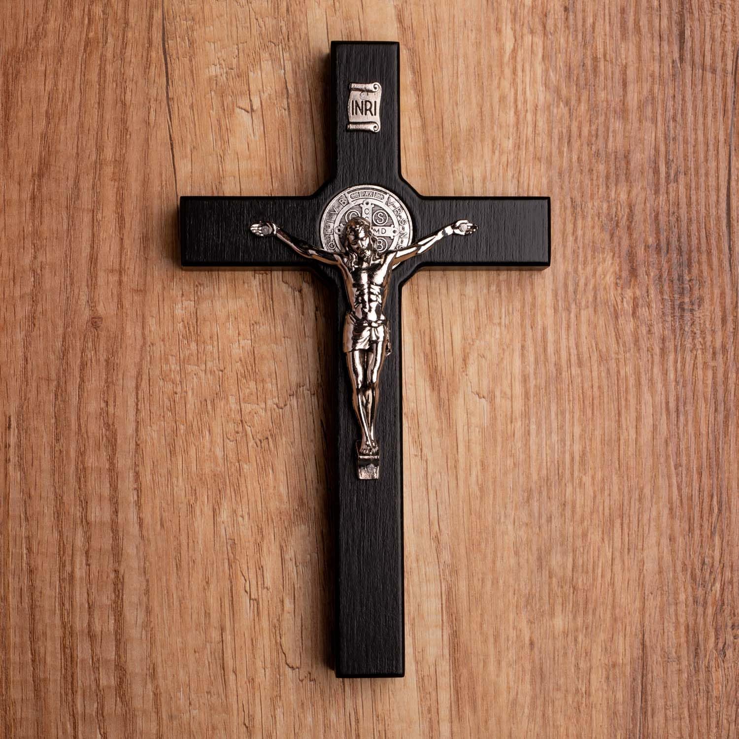 4Soul Crucifijo  Cruz de pared de San Benito  Decoración de cruz de madera de 8.7 pulgadas con medalla de Jesús y San Benito de color plateado  Arte