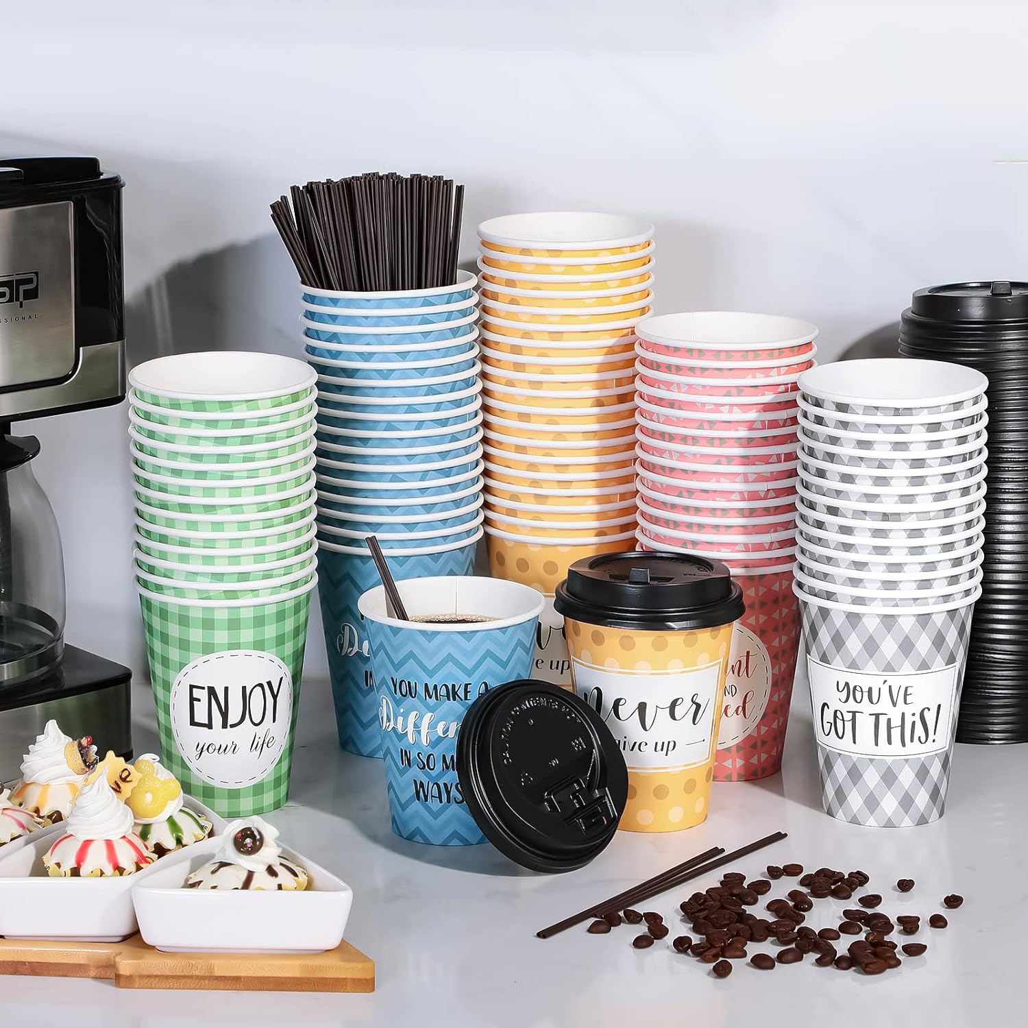 Gerrii Paquete de 100 tazas de café desechables con tapas y pajitas, tazas de papel motivacionales con 6 citas y diseños, tazas calientes