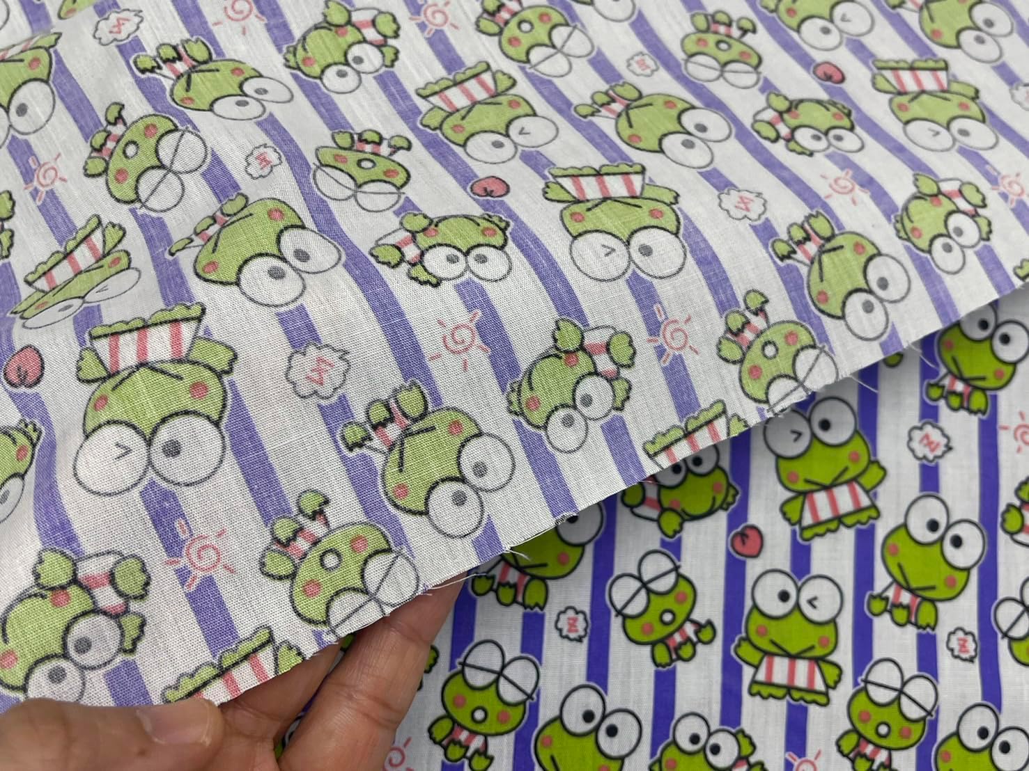 44 pulgadas verde Keroro Happy Frog rayas moradas impresas en tela de algodón blanco patrón temático con ranas para manualidades, parches