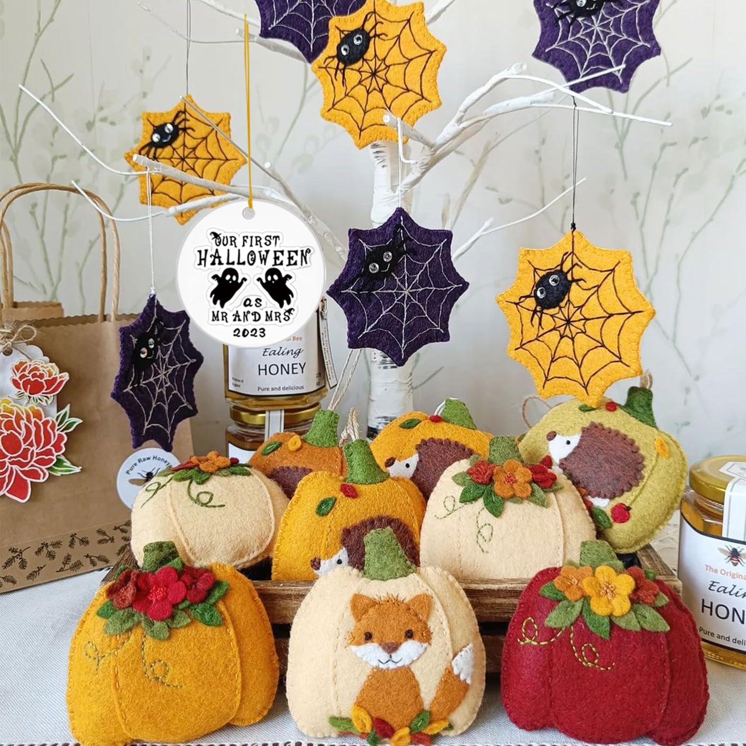2023 Our First Halloween as Mr. and Mrs. Ornamento colgante accesorios de decoración, adorno redondo de cerámica para el primer Halloween, boda,