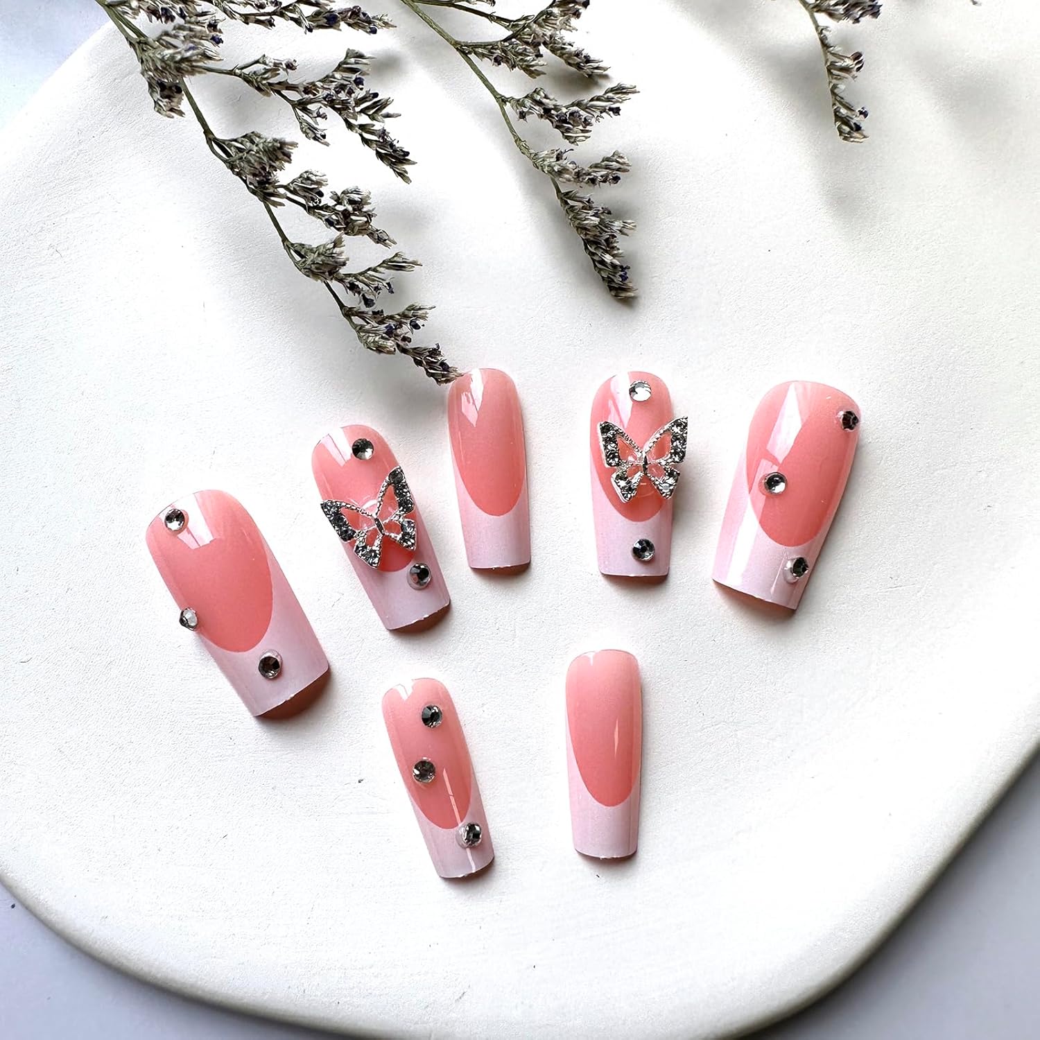 Uñas postizas cuadradas medianas con punta francesa, uñas acrílicas de cobertura completa con diseños de dijes de mariposa de metal 3D, puntas de