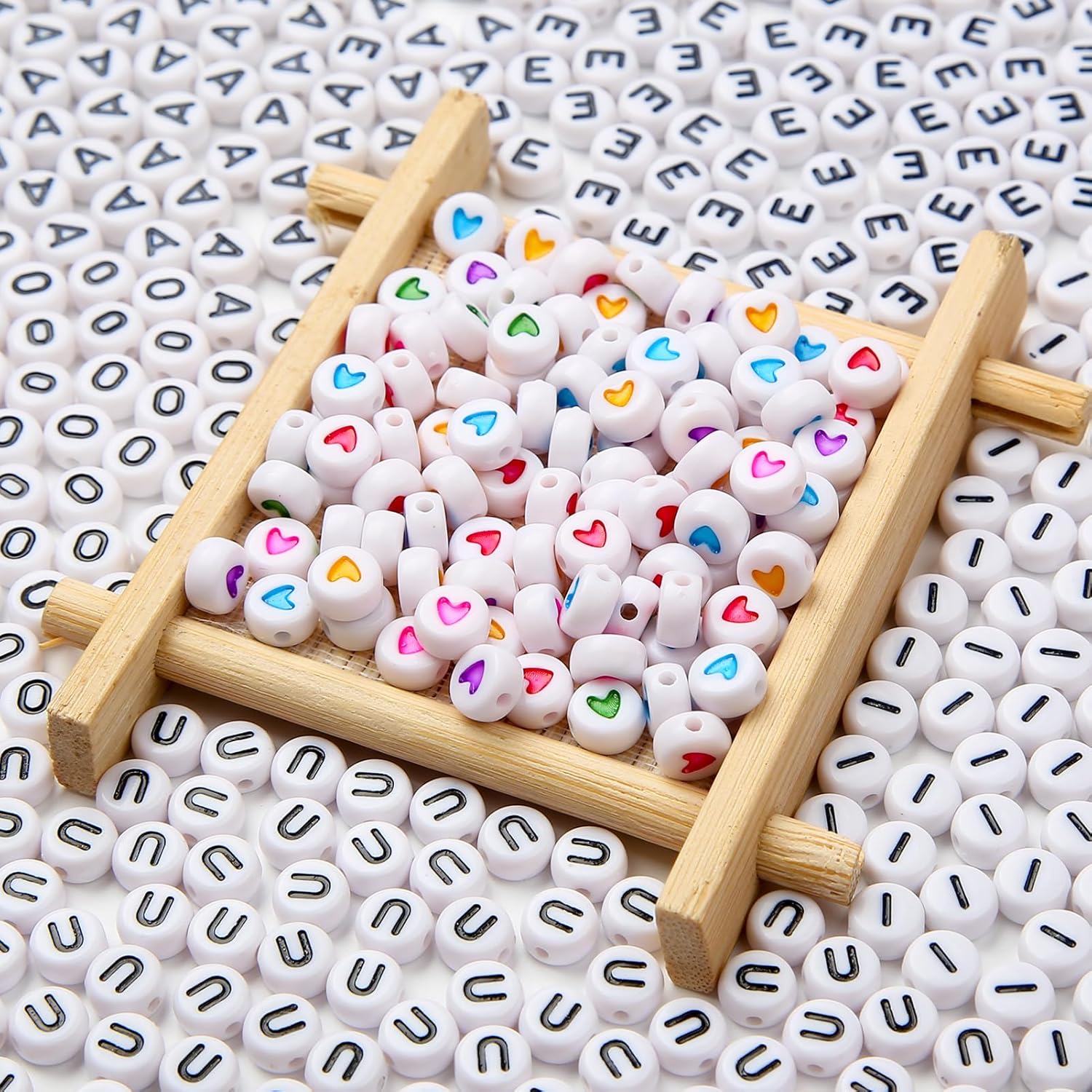 CYEENUT – 600 cuentas de letras vocales de colores, cuentas de letras redondas de 0.157 x 0.315 pulgadas, cuentas del alfabeto, pulseras de amistad,