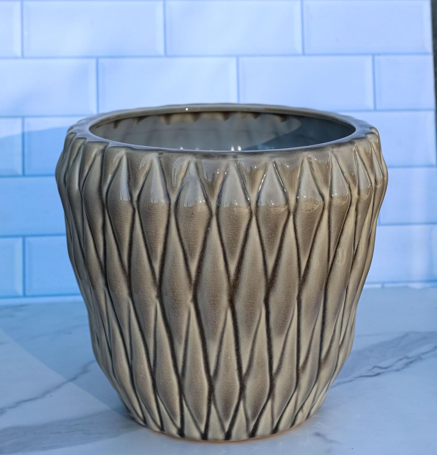 Ebros Gift Maceta de cerámica esmaltada de 8 pulgadas con diseño de cactus y dolomita con diamantes cruzados, superficie agrietada gris como repisa