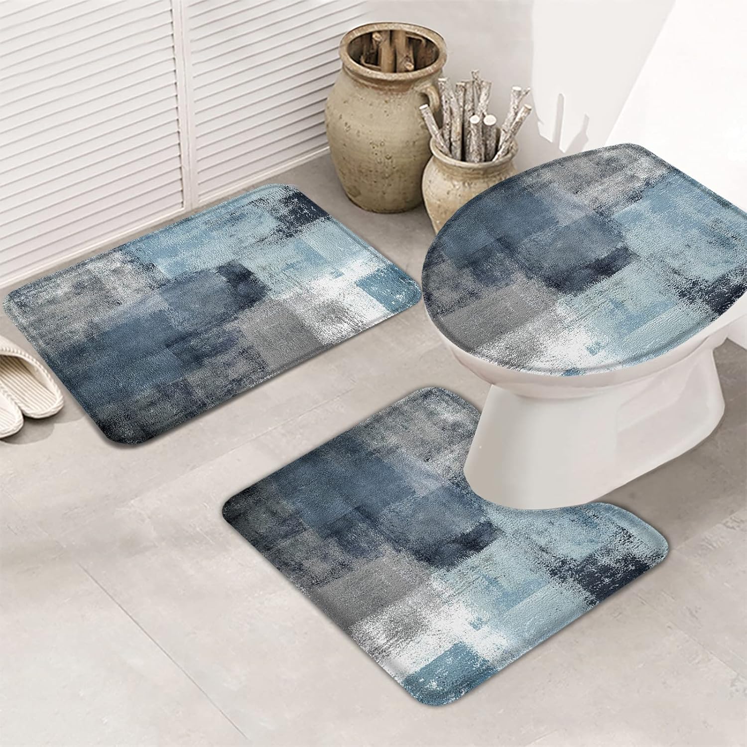Queenker Juego de 3 alfombras de baño color azul polvoriento, funda para asiento de inodoro, alfombra de contorno, tapete de pedestal y cubierta