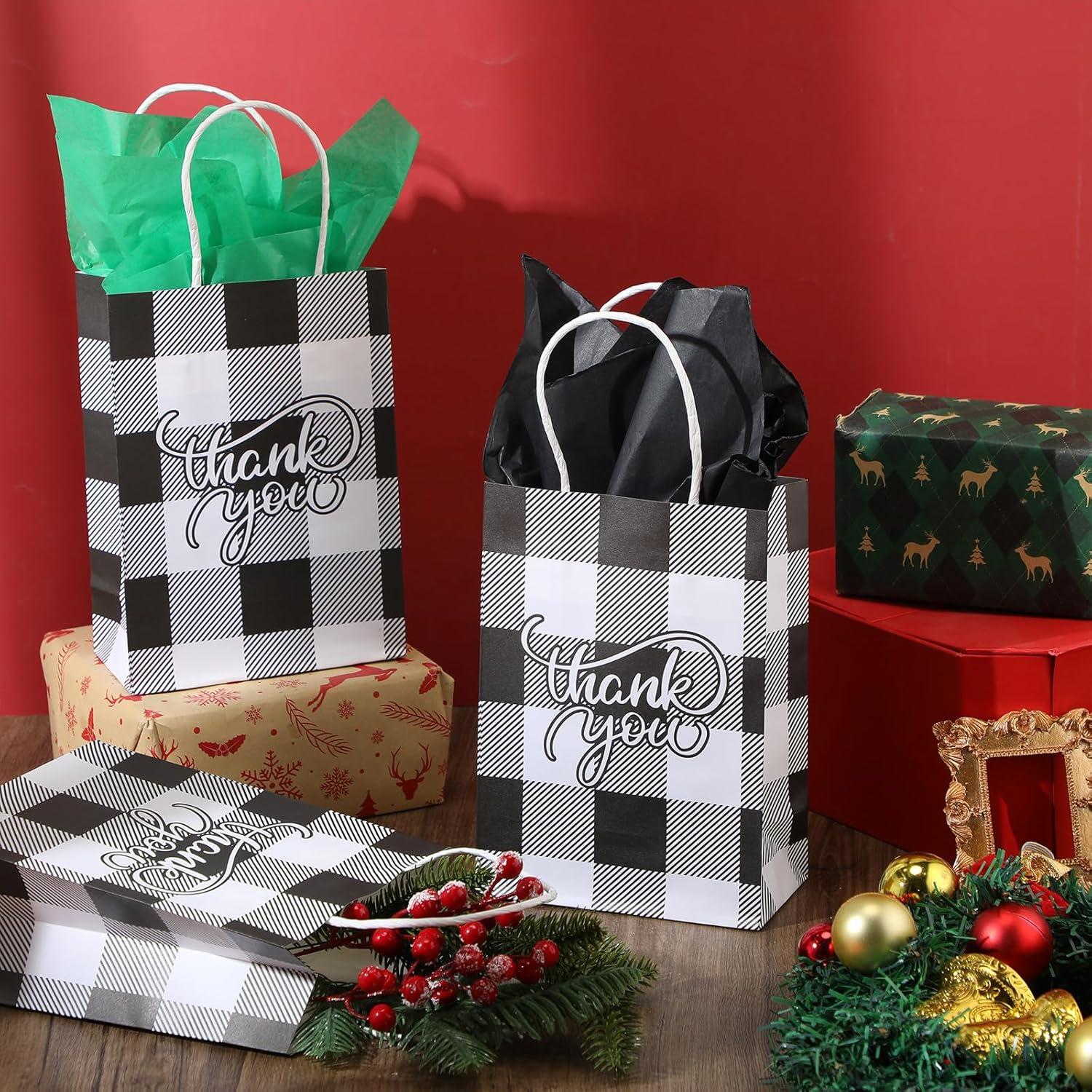 Cholemy 50 bolsas de Navidad a cuadros con 50 hojas de papel de seda de 8.3 x 5.9 x 3.15 pulgadas, bolsas de regalo de Navidad de agradecimiento,