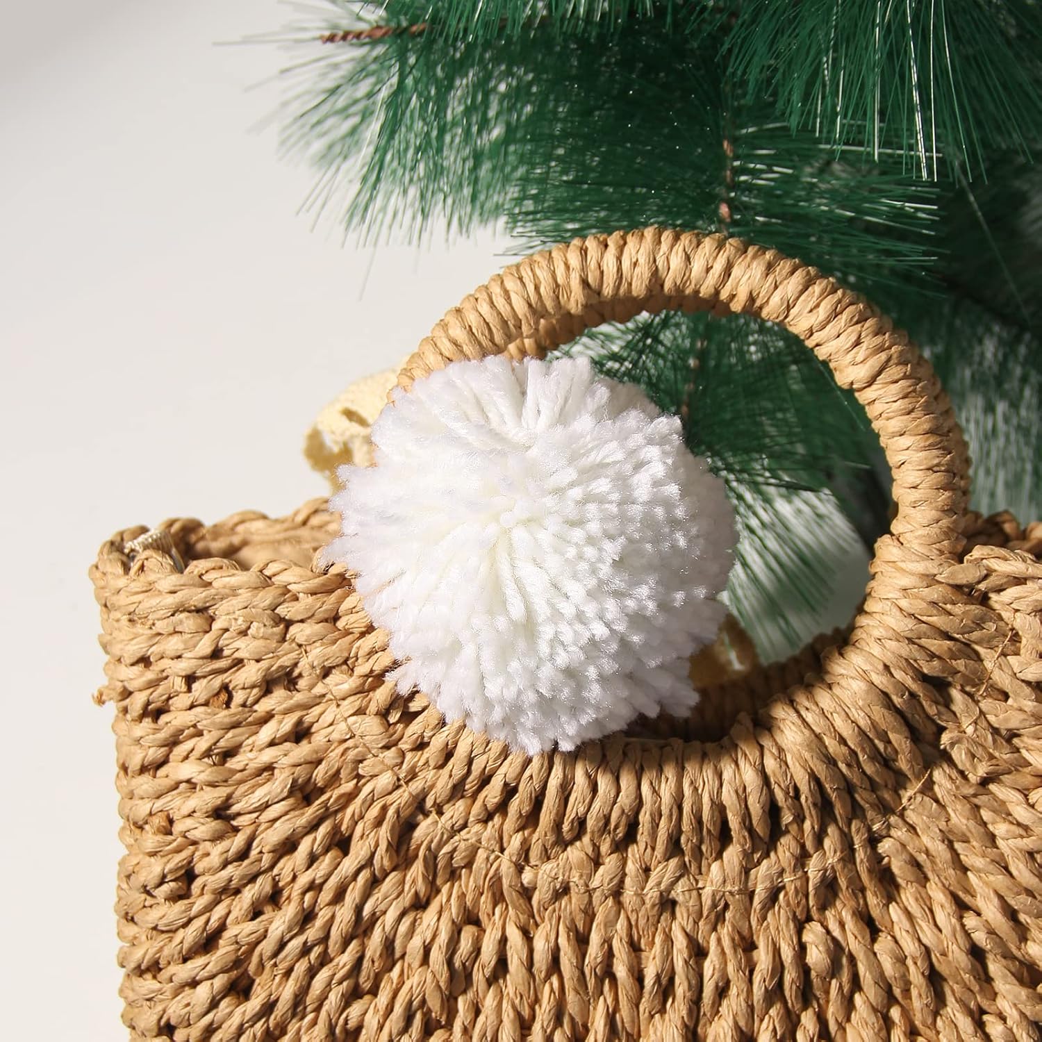 Paquete de 12 pompones de hilo para sombreros de 3.1 in a 3 pulgadas, suministros de fiesta, hechos a mano, accesorios decorativos (blanco)