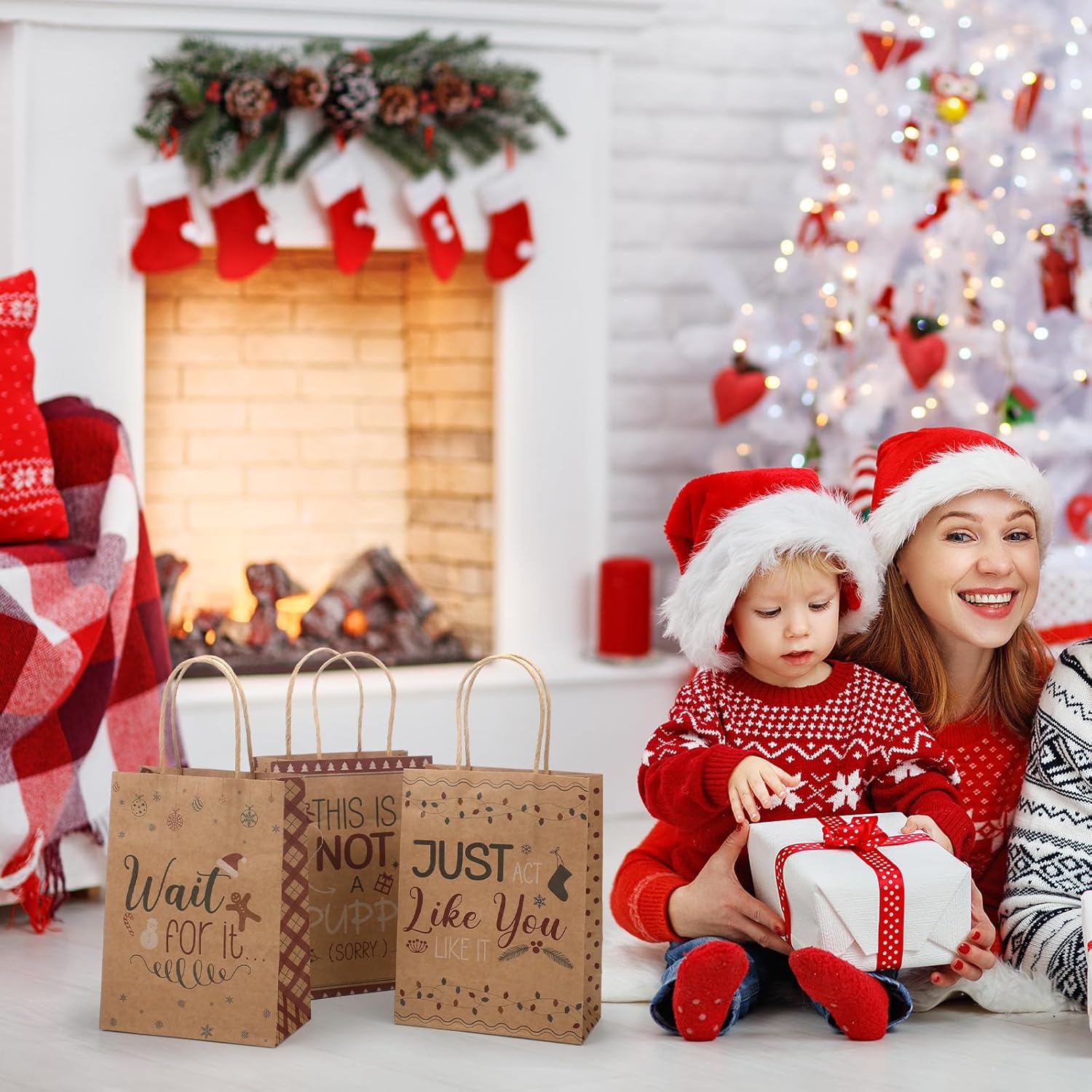Tenceur 24 bolsas de regalo de Navidad con texto divertido a granel, bolsas de papel para fiestas de Navidad con asas, bolsa de regalo de papel