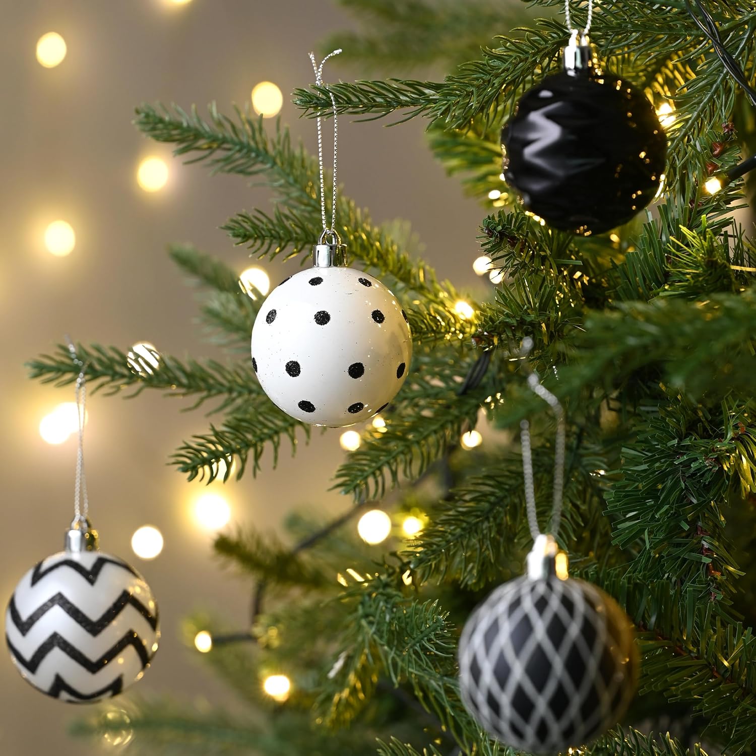 Valery Madelyn Juego de adornos de bolas de Navidad inastillables, 30 unidades, blanco y negro, 2.36 pulgadas, decoraciones modernas para colgar