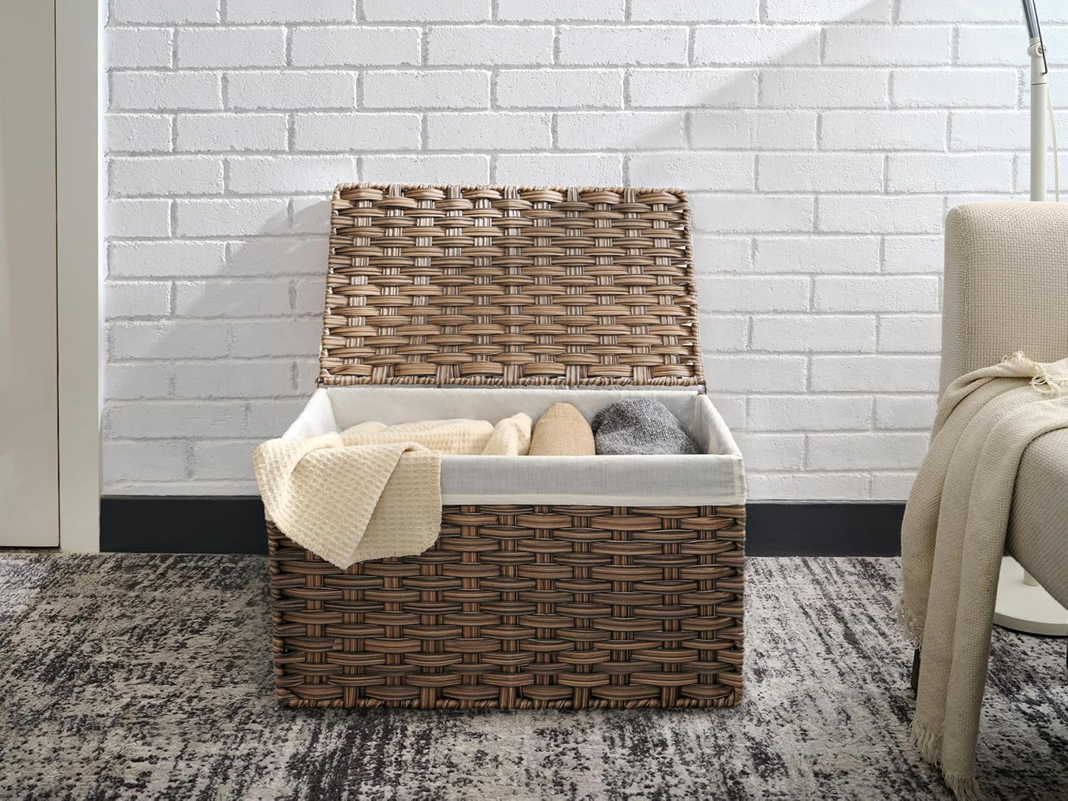 StorageWorks Cesta de almacenamiento de mimbre de 65 litros con tapa, cestas cuadradas de mimbre con tapas y forro extraíble, cesta de mimbre marrón