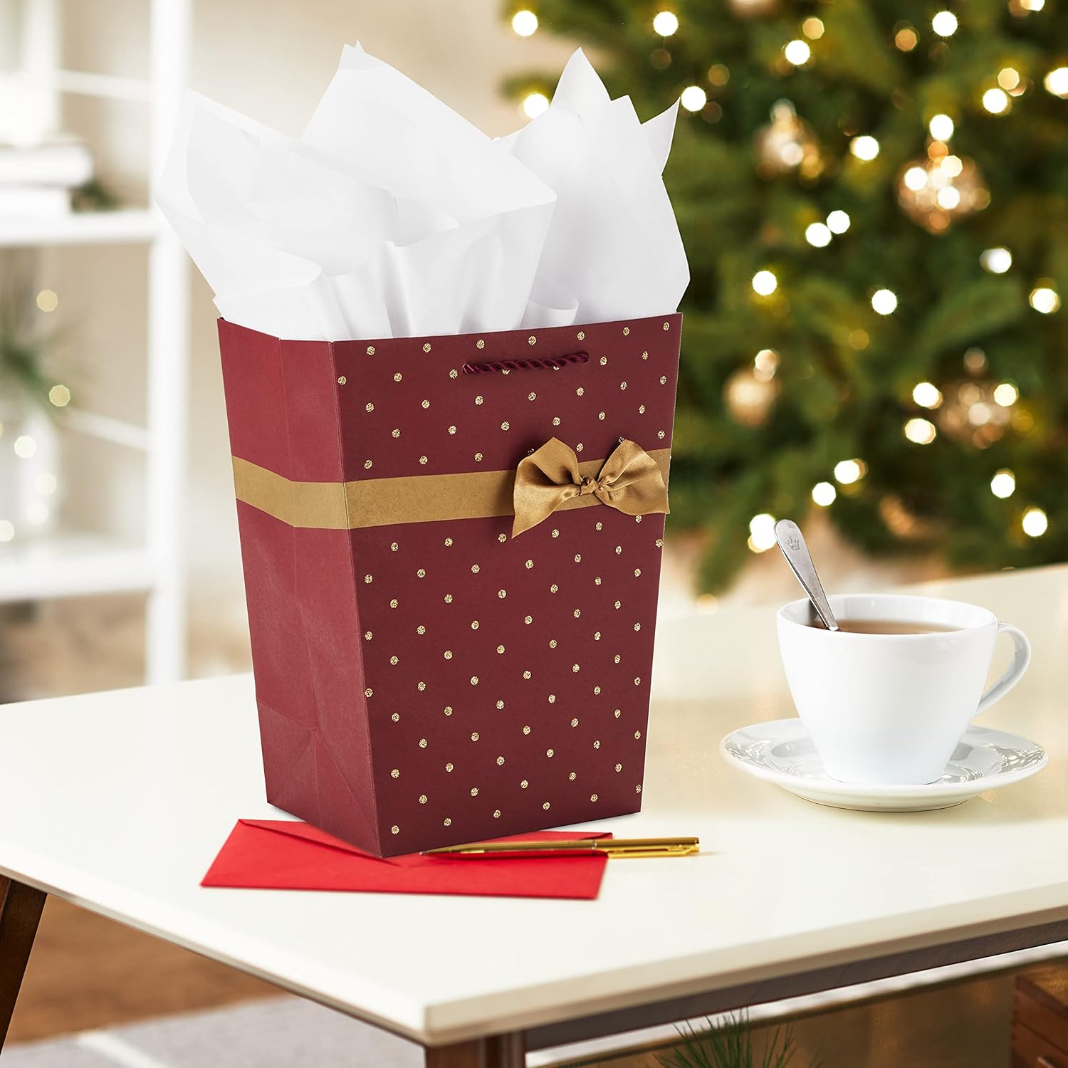 Hallmark Bolsa de regalo mediana de 9 pulgadas con papel de seda (trapezoide rojo con purpurina dorada y cinta) para el día de San Valentín,