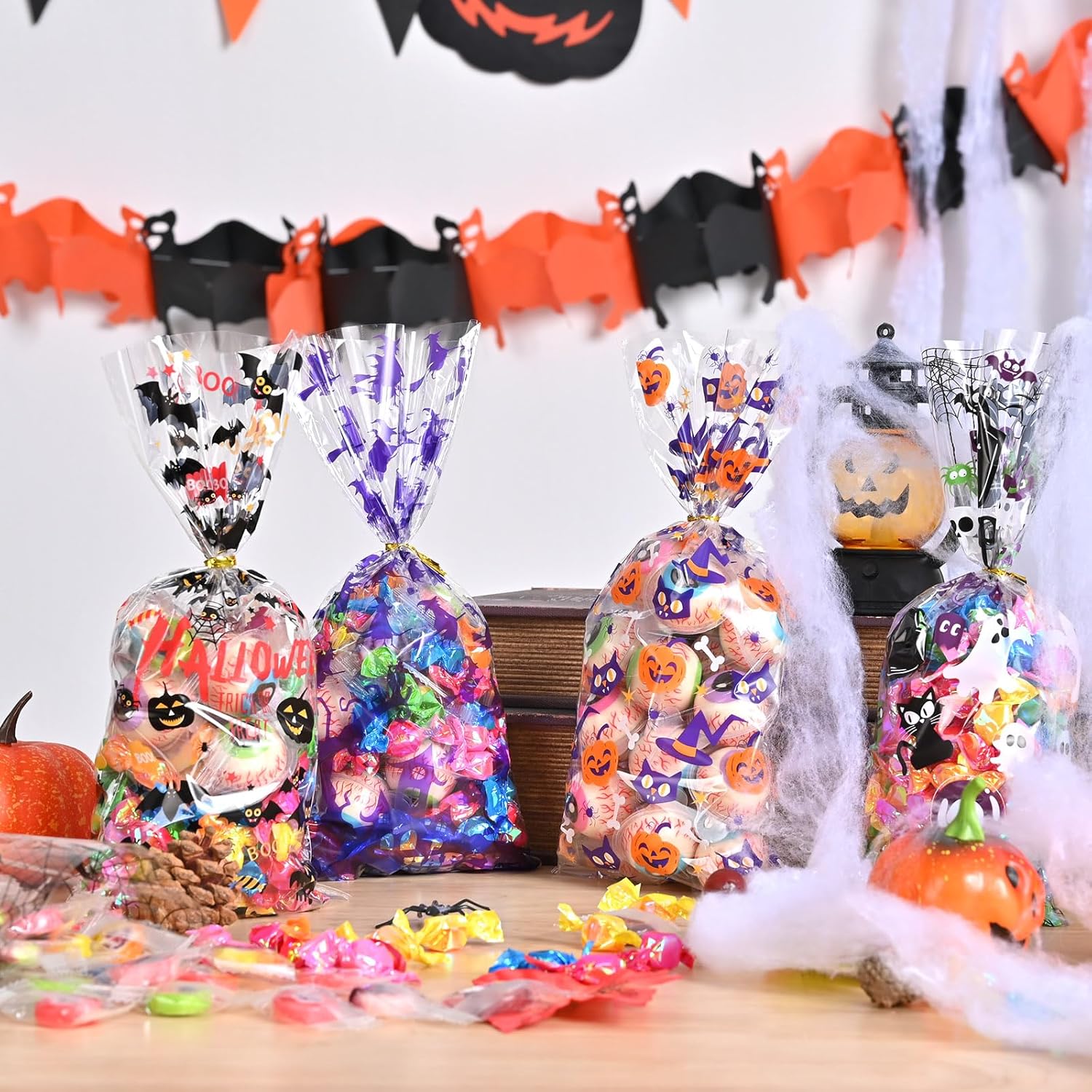 AhfuLife 200 bolsas de celofán de Halloween, 8 diseños de bolsas de dulces transparentes de Halloween para golosinas o tratos, bolsas de golosinas
