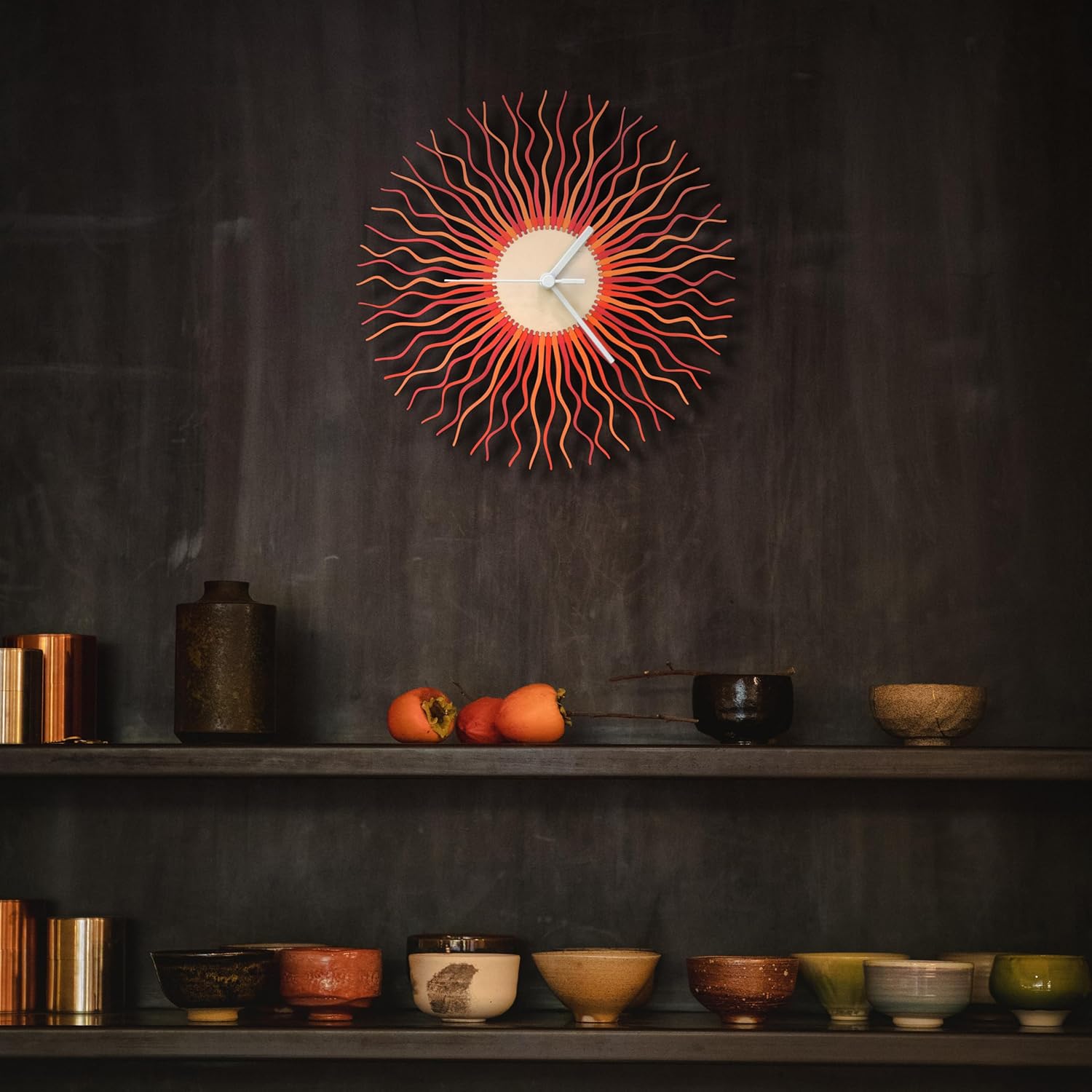 Reloj de pared moderno de mediados de siglo de 23.5 pulgadas, color rojo y naranja, decoración de pared contemporánea con forma de explosión de