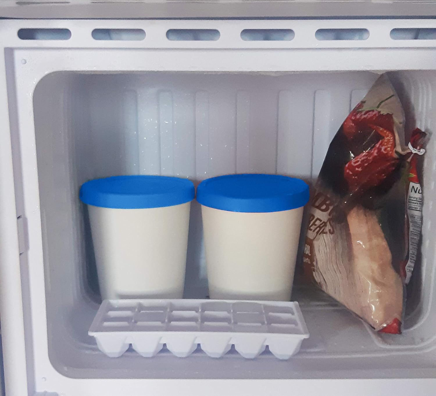 Recipientes de almacenamiento para congelador de helado con tapas de silicona (paquete de 3, 1 cuarto de galón cada uno) + 2 tazas para servir,