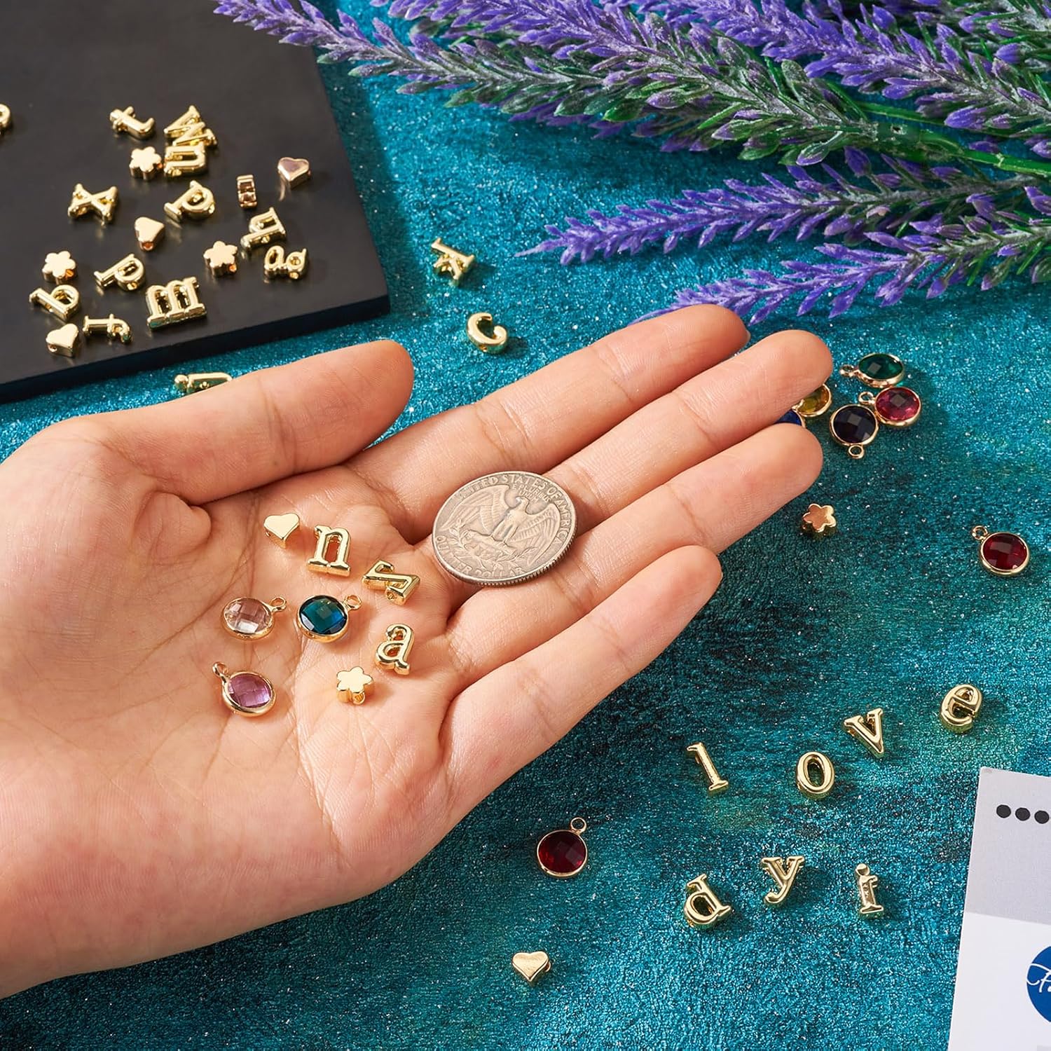 Cheriswelry Juego de 50 piezas de joyería de piedra natal con forma de corazón, dijes de cristal de aleación de letra A  Z, cuentas de latón, flores
