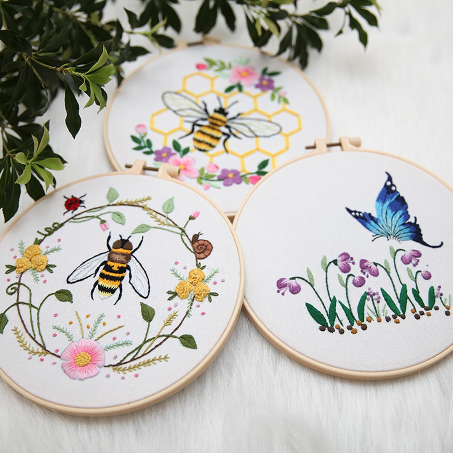 Maydear Paquete de 3 kits de bordado de abeja y mariposa para adultos principiantes con patrón, kits de punto de cruz estampado con aro de bordado e