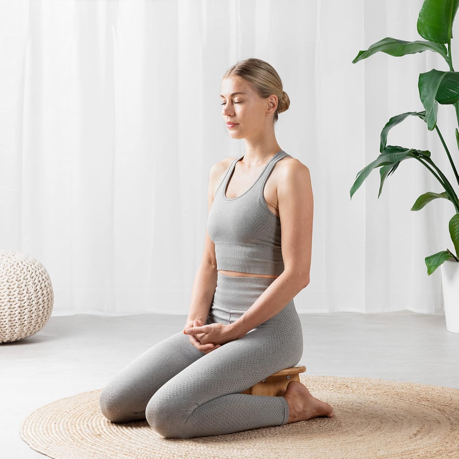 Navaris Bamboo Meditation Stool – Bench for Meditating, Yoga, Practice – Angled Ergonomic Seat with Round Edges for Comfortable Postures – Light