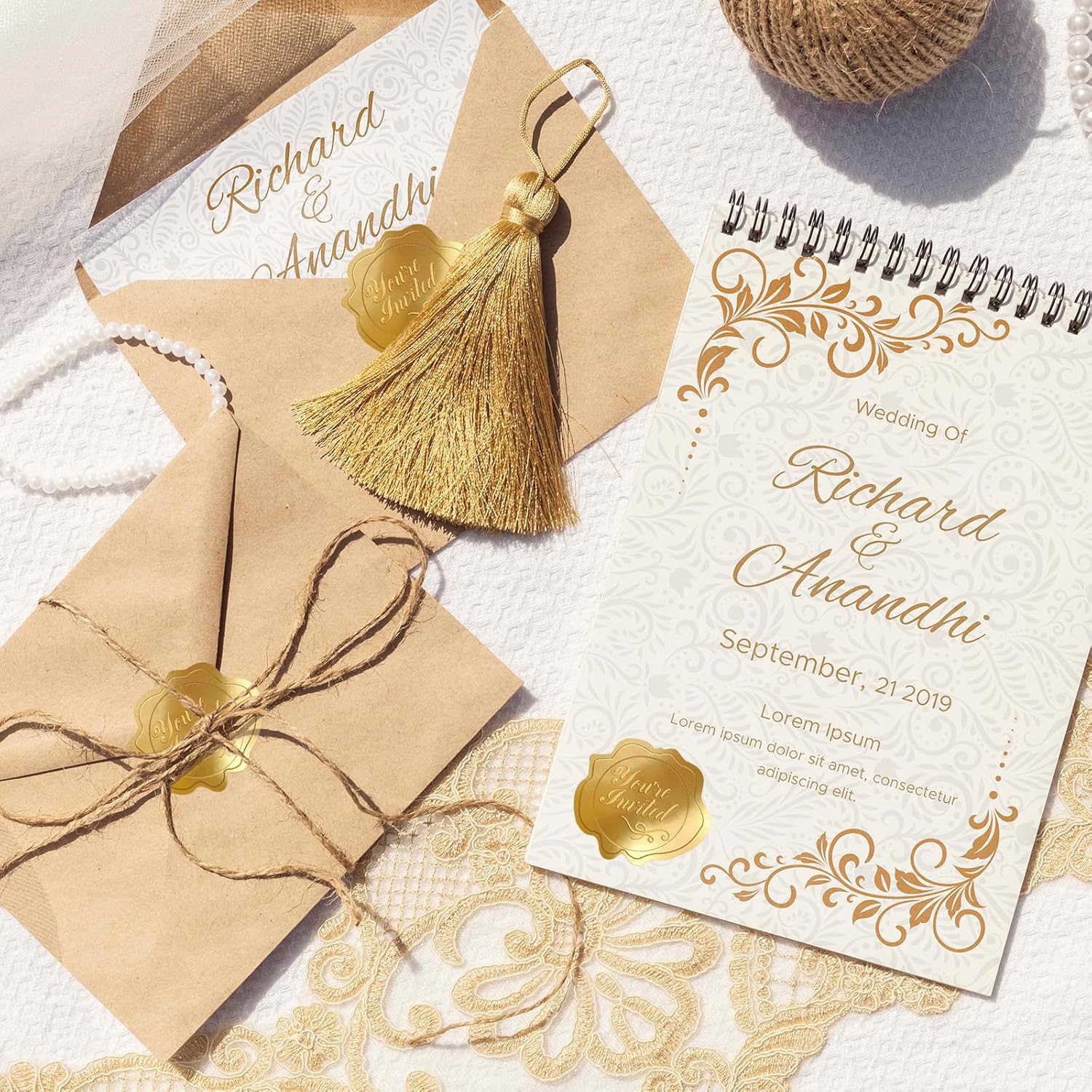 AnyDesign 500 unidades de sellos de papel de aluminio dorados en relieve con texto en inglés “You’re Invited”, calcomanías autoadhesivas para