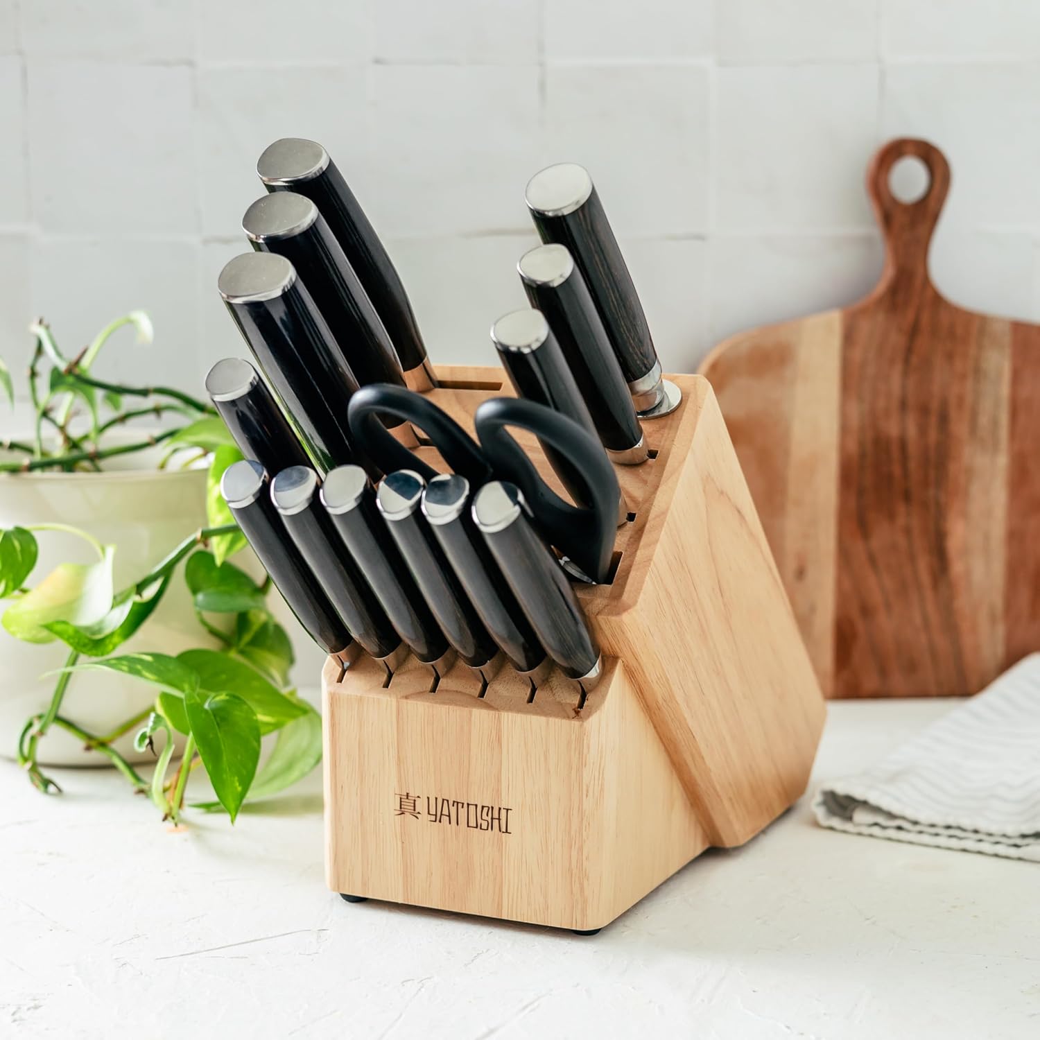 Yatoshi – Juego de 15 cuchillos de acero inoxidable de alto carbono ultra afilado con mango ergonómico
