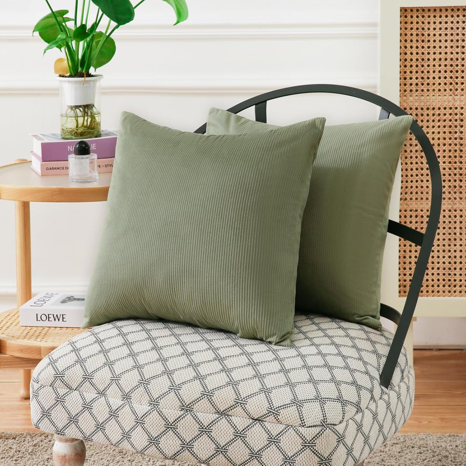 JIAHANNHA Juego de 2 fundas de almohada de terciopelo verde oliva de 24 x 24 pulgadas, fundas de cojín cuadradas con diseño de rayas suaves y
