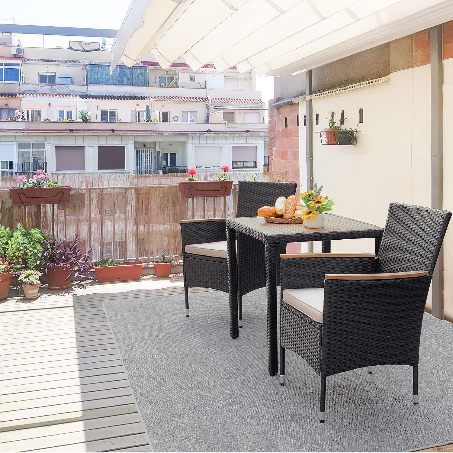 Flamaker Juego de 3 muebles de patio al aire libre de mimbre para patio, mesa y sillas de madera de acacia con cojín para terraza, patio trasero,