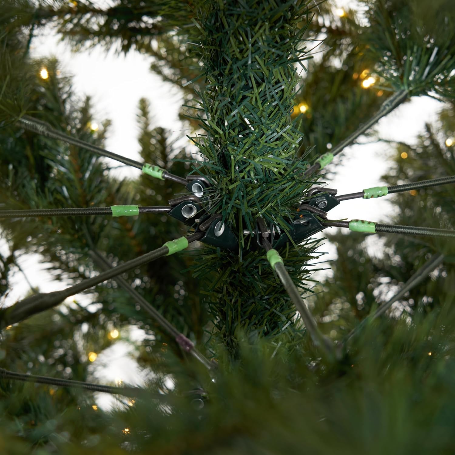 Árbol de Navidad artificial de pino verde delgado de 13 pies con 1360 luces LED blancas cálidas y ramas flexibles 3924