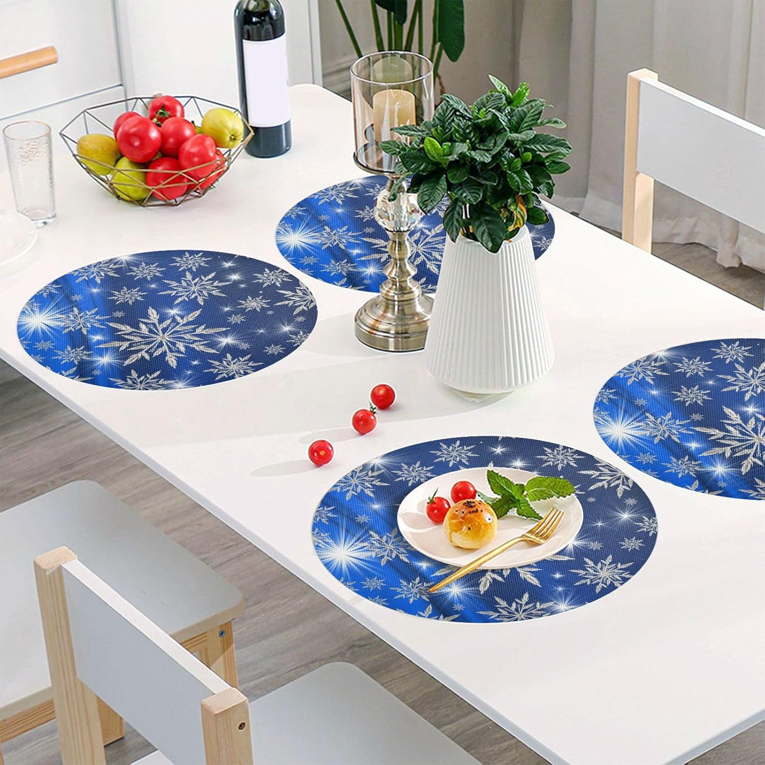 Kcldeci Juego de 4 manteles individuales de Navidad para mesa de comedor, diseño de copos de nieve de Navidad, color azul, manteles individuales