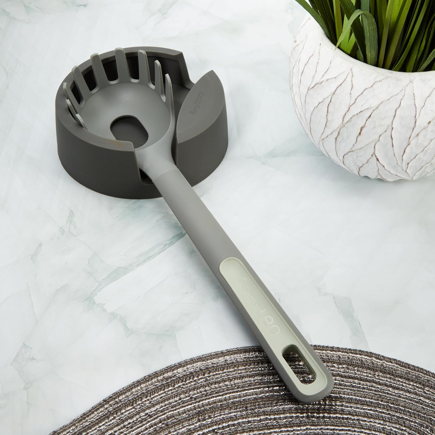 BergHOFF Balance Cuchara antiadherente de nailon para pasta de 12 pulgadas, para servir espagueti, fideos ramen, mango largo con lazo para colgar,