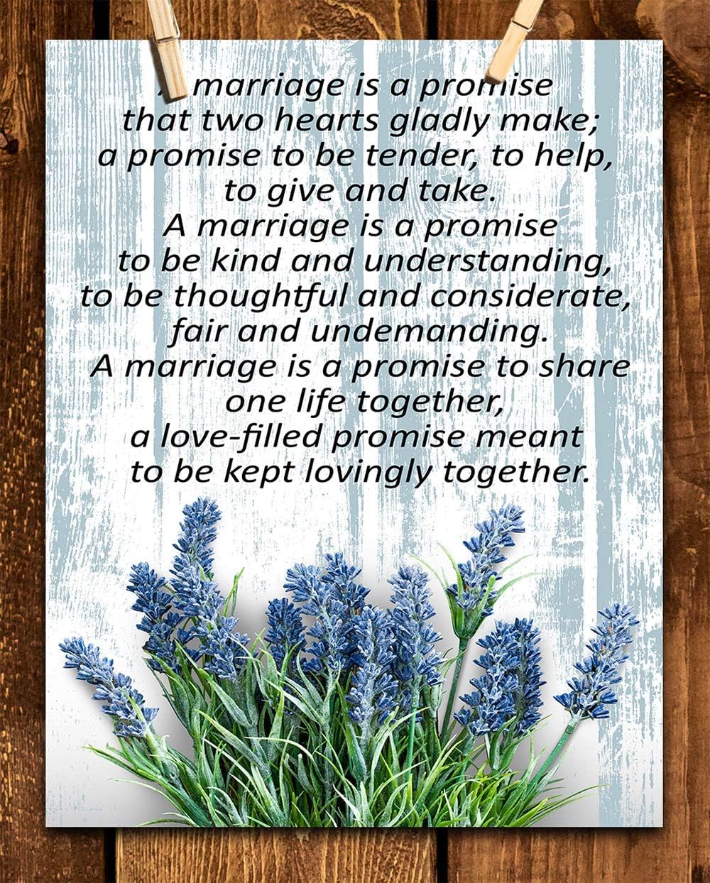Romántico, con texto en inglés “A Marriage is a Promise.” Staying Together, aspecto vintage de madera con flores de lavanda azules y palabras