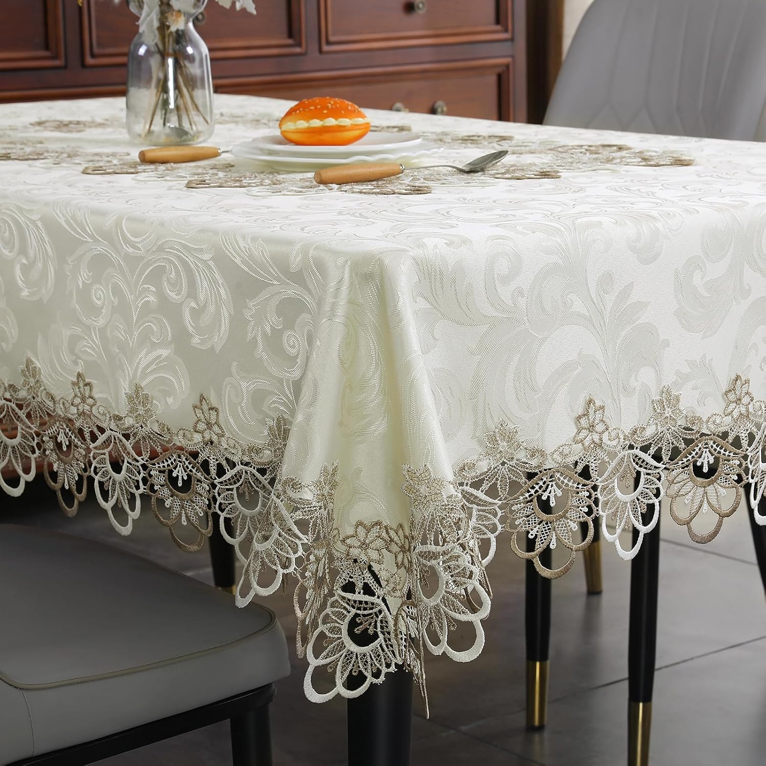 Lady Miranda Manteles beige para mesas rectangulares de 55 x 86 pulgadas, mantel bordado impermeable, resistente a las arrugas, manteles de encaje