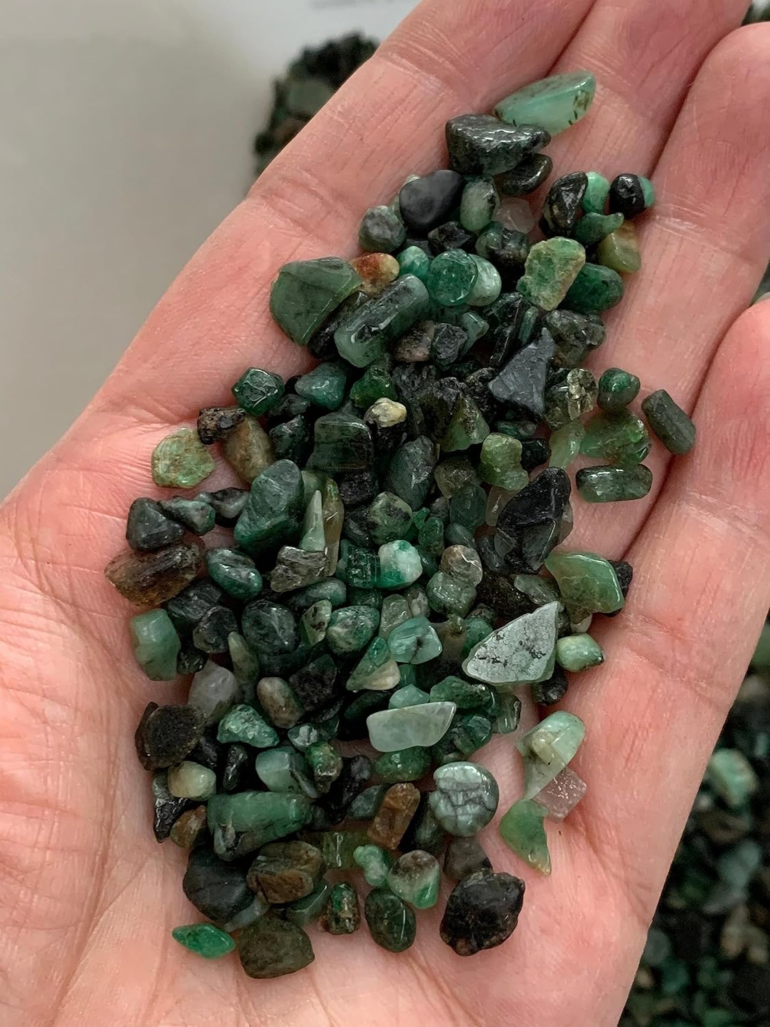 Chips de piedras preciosas semiesmeralda naturales de 0.5 libras, mini cristales triturados de esmeralda, chips de cristal sin perforar (esmeralda)