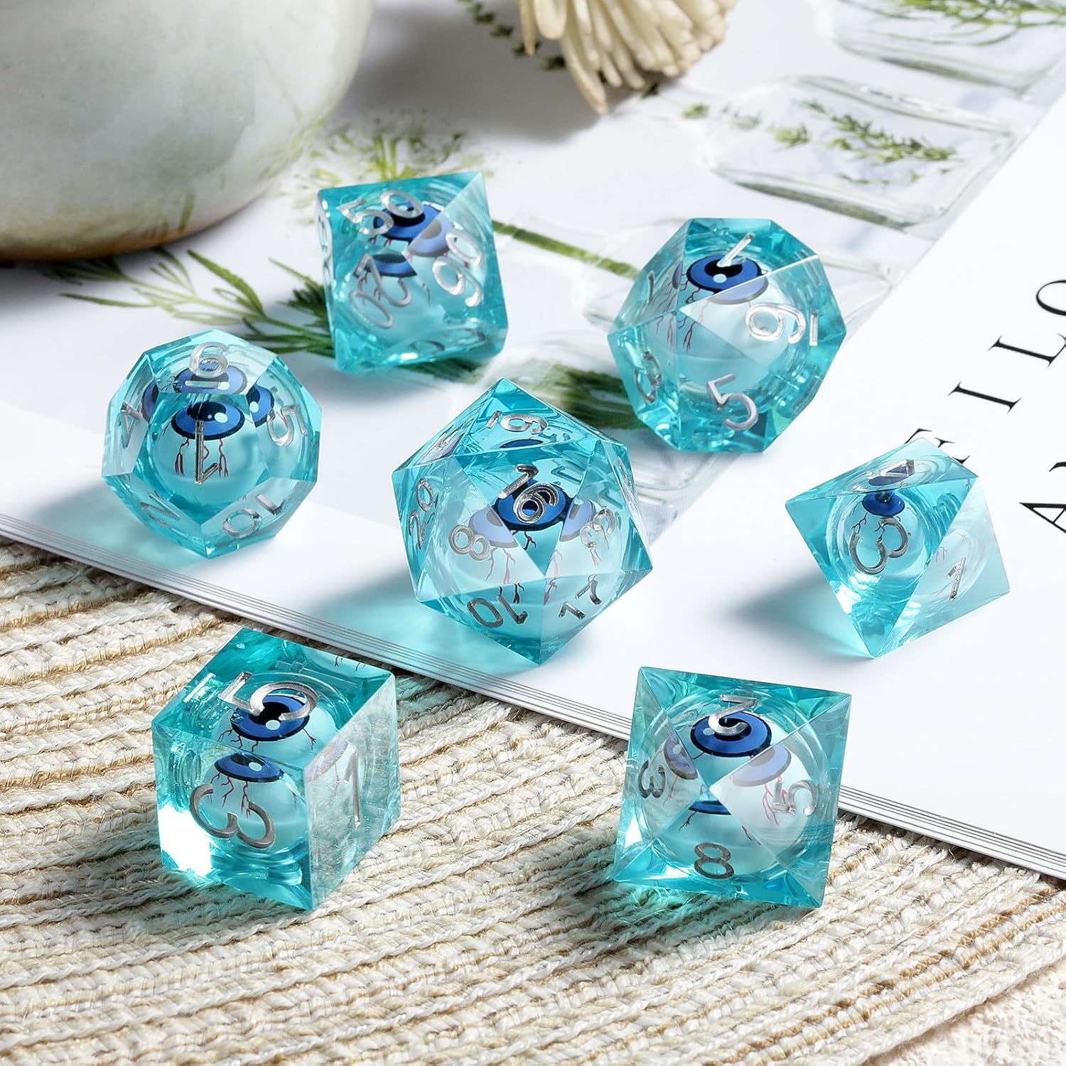 DNDND Dados DND de resina líquida de borde afilado con estuche de regalo para juego de mazmorras y dragones (azul con globo ocular)