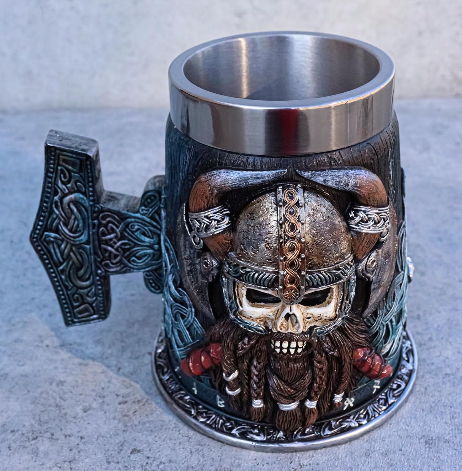 Ebros Gift Mitología nórdica gótica vikinga cráneo Ragnar Danegeld Warrior con casco de cuernos taza de café con martillo runa mango de nudos, taza