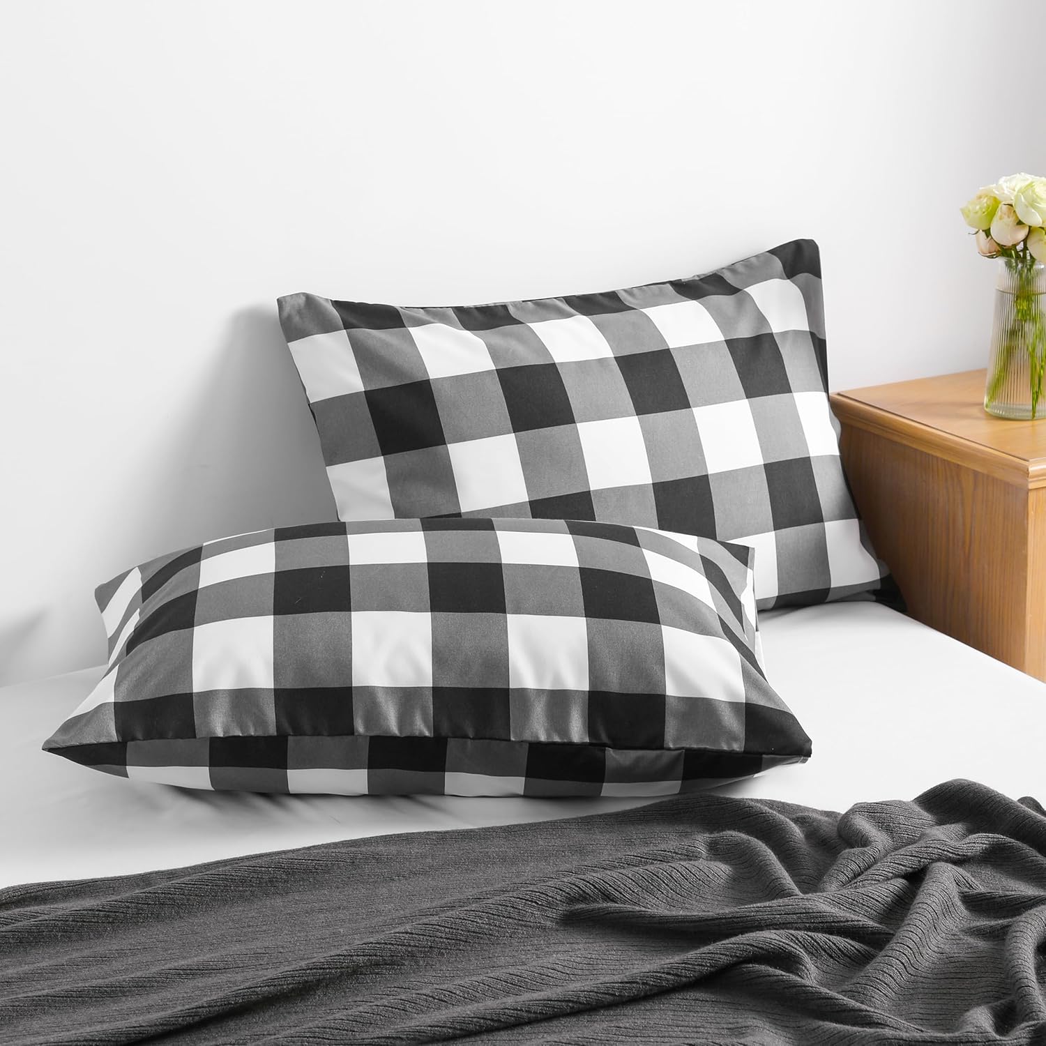 NTBAY Queen Buffalo – Juego de 4 fundas de almohada de microfibra cepillada de 1800 hilos, color blanco y negro, súper suaves y acogedoras con