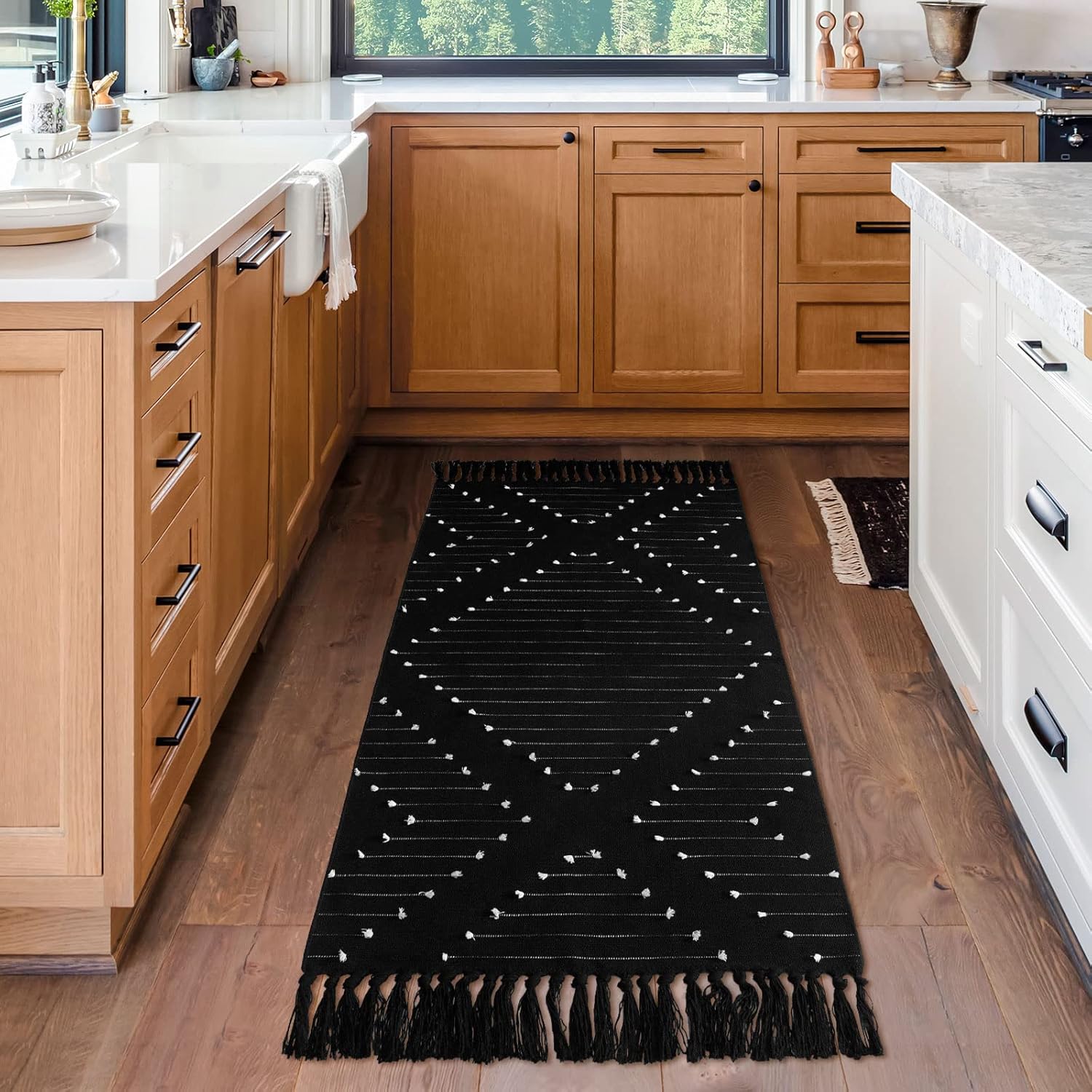 MitoVilla Juego de 2 alfombras de baño bohemias negras de 2 x 3 pies + 2 x 4.3 pies, alfombra de pasillo pequeña con borla para cocina, tejido de