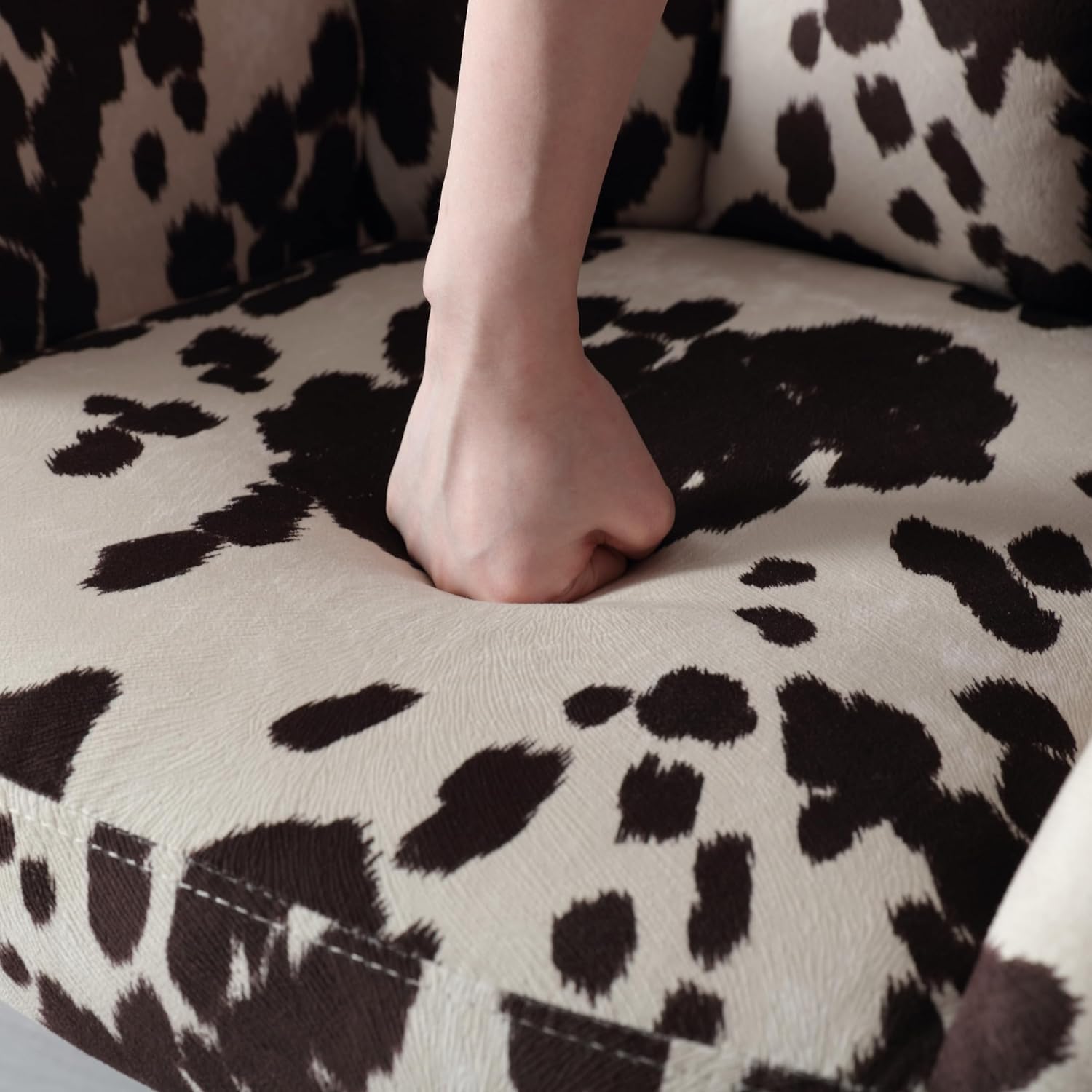 RIVOVA Silla de escritorio moderna de terciopelo con reposabrazos, asiento ancho ajustable en altura ajustable para oficina en casa, silla de acento