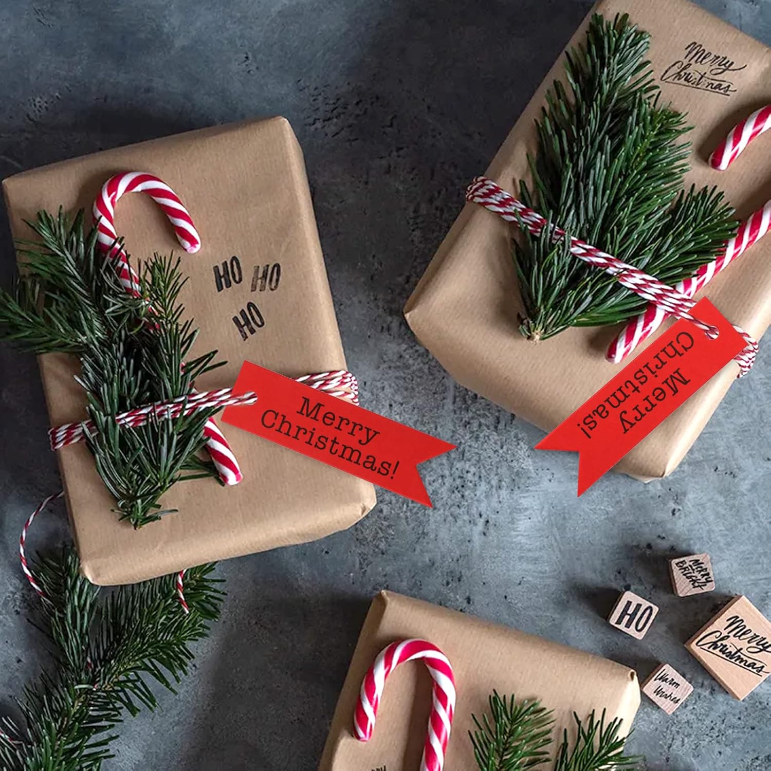 jijAcraft Etiquetas de Feliz Navidad, 100 etiquetas de regalo con cuerda, etiquetas de papel kraft rojas impresas con etiqueta de Feliz Navidad,