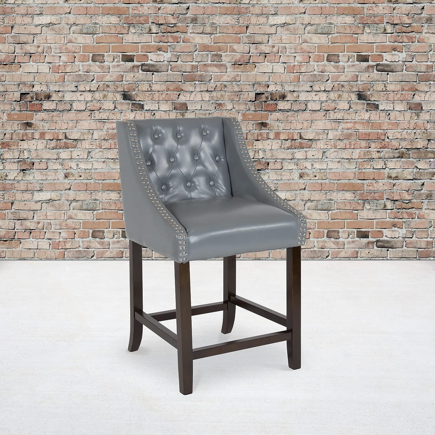 Flash Furniture Carmel Series – Taburete de transición de 24 pulgadas de altura de nogal copetudo con adornos de uñas en LeatherSoft gris claro