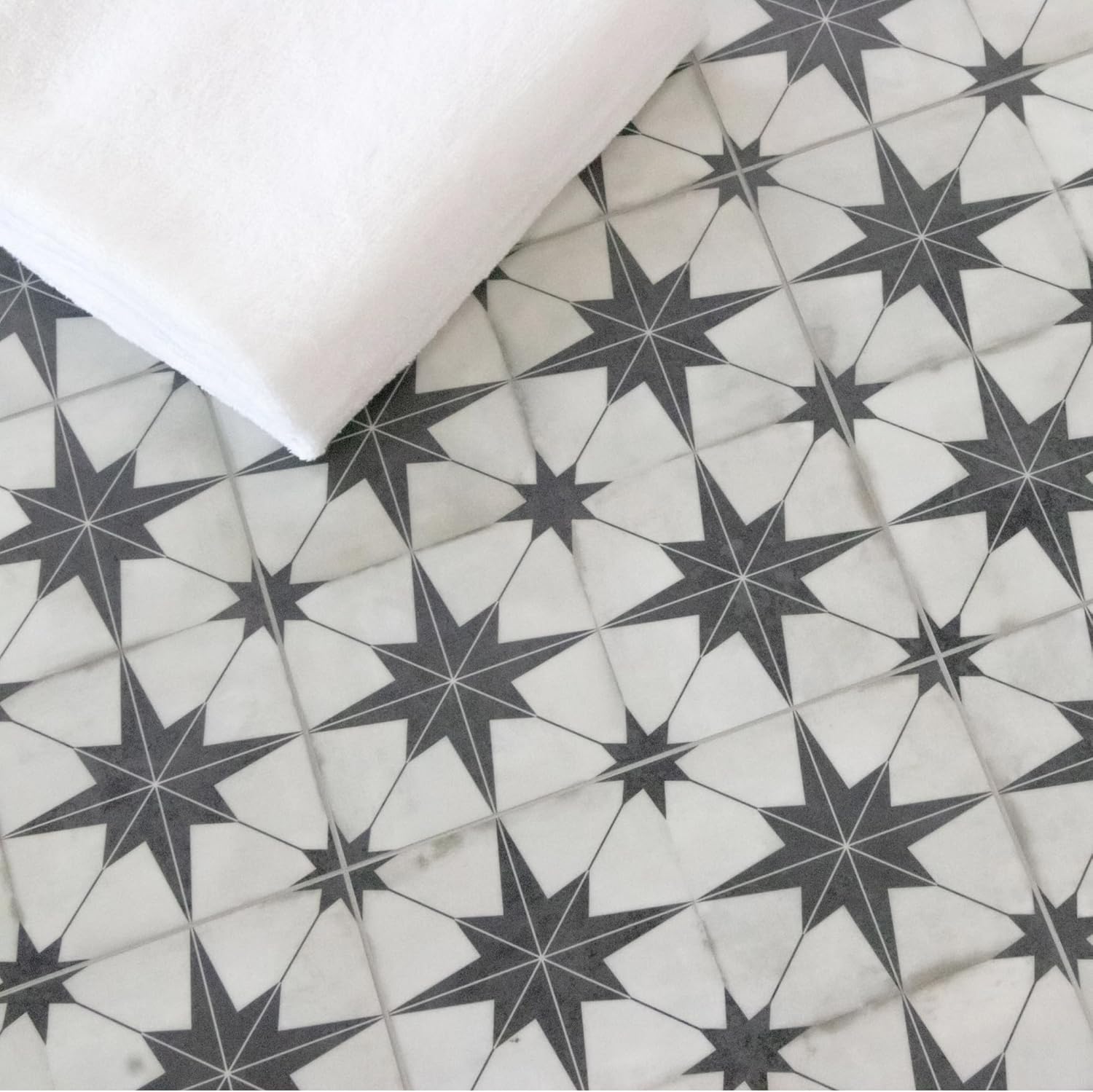 Azulejo de suelo y pared para baño y cocina. Azulejo autoadhesivo de vinilo SPC. Azulejo de salpicaduras de lechada con patrón encáustico de