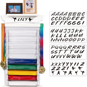 Tilhumt 10 cinturones de Taekwondo con calcomanías, estante de exhibición de cinturón de karate con estante para trofeosfotos, diseño a prueba de Tilhumt 10 cinturones de Taekwondo con calcomanías, estante de exhibición de cinturón de karate con estante para trofeosfotos, diseño a prueba de