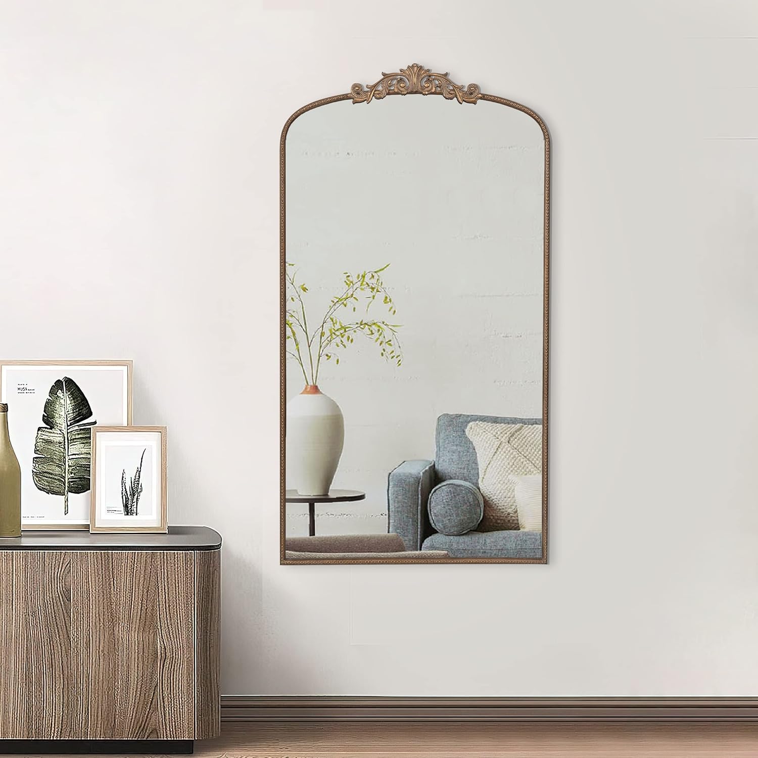 Benjara Kea – Espejo de pared de 66 pulgadas, marco de metal curvado dorado, diseño barroco adornado