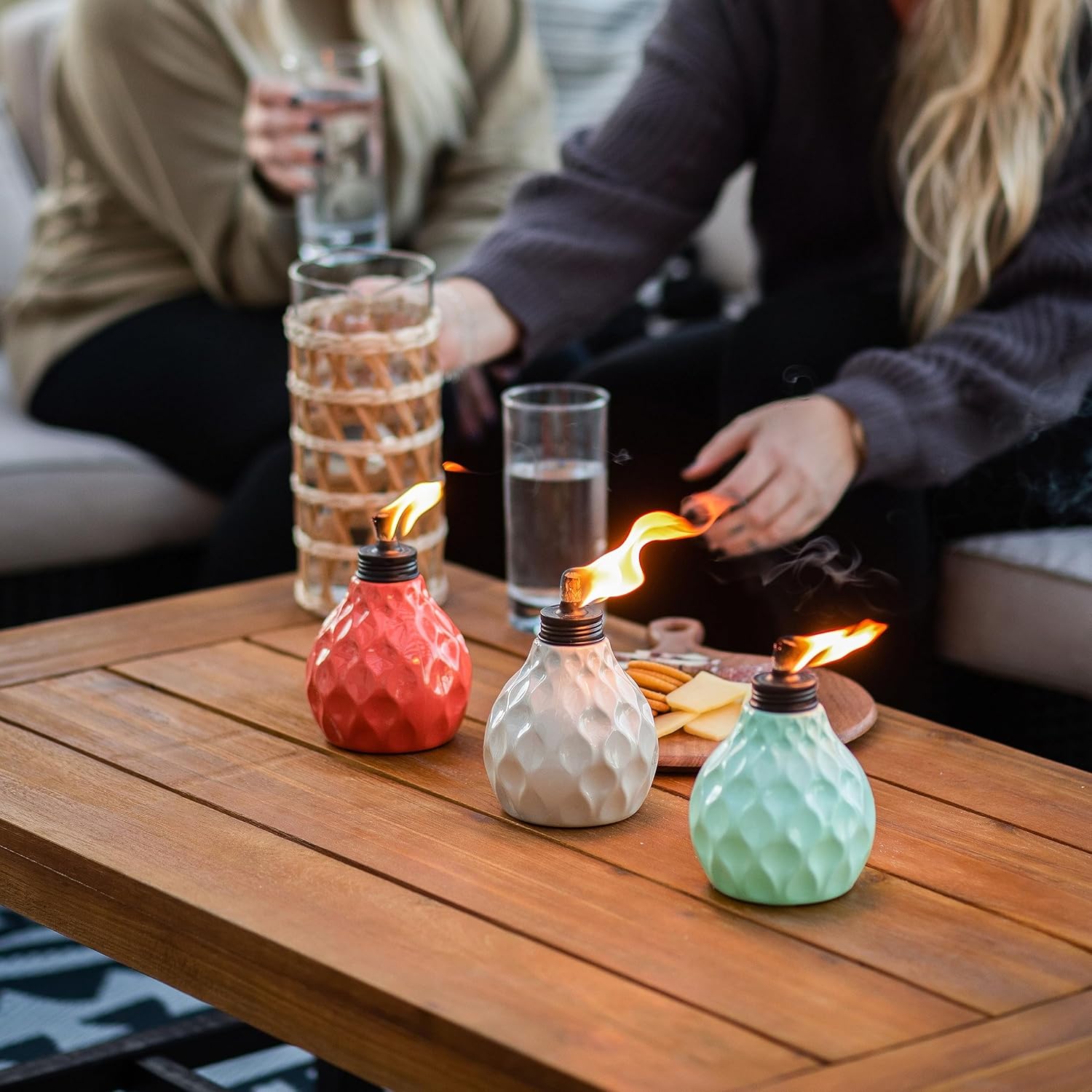 TIKI Brand 1117064 – Paquete de 3 antorchas de mesa junto al mar, antorchas para exteriores para patio y patio trasero, 6 pulgadas, blanco, verde,