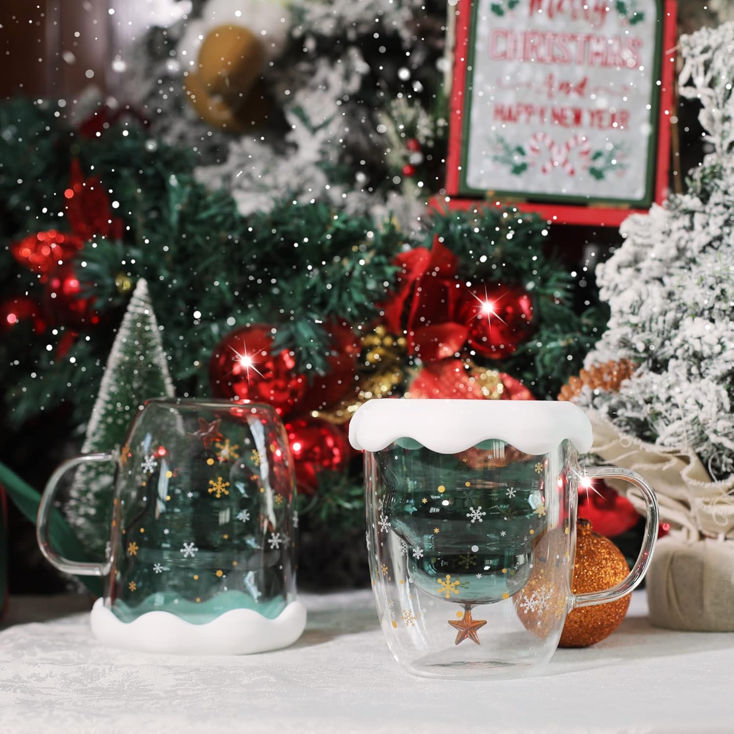 LIBWYS Paquete de 2 tazas de café de Navidad, tazas de vidrio de borosilicato de doble pared con tapa de copo de nieve, juego de tazas lindas para