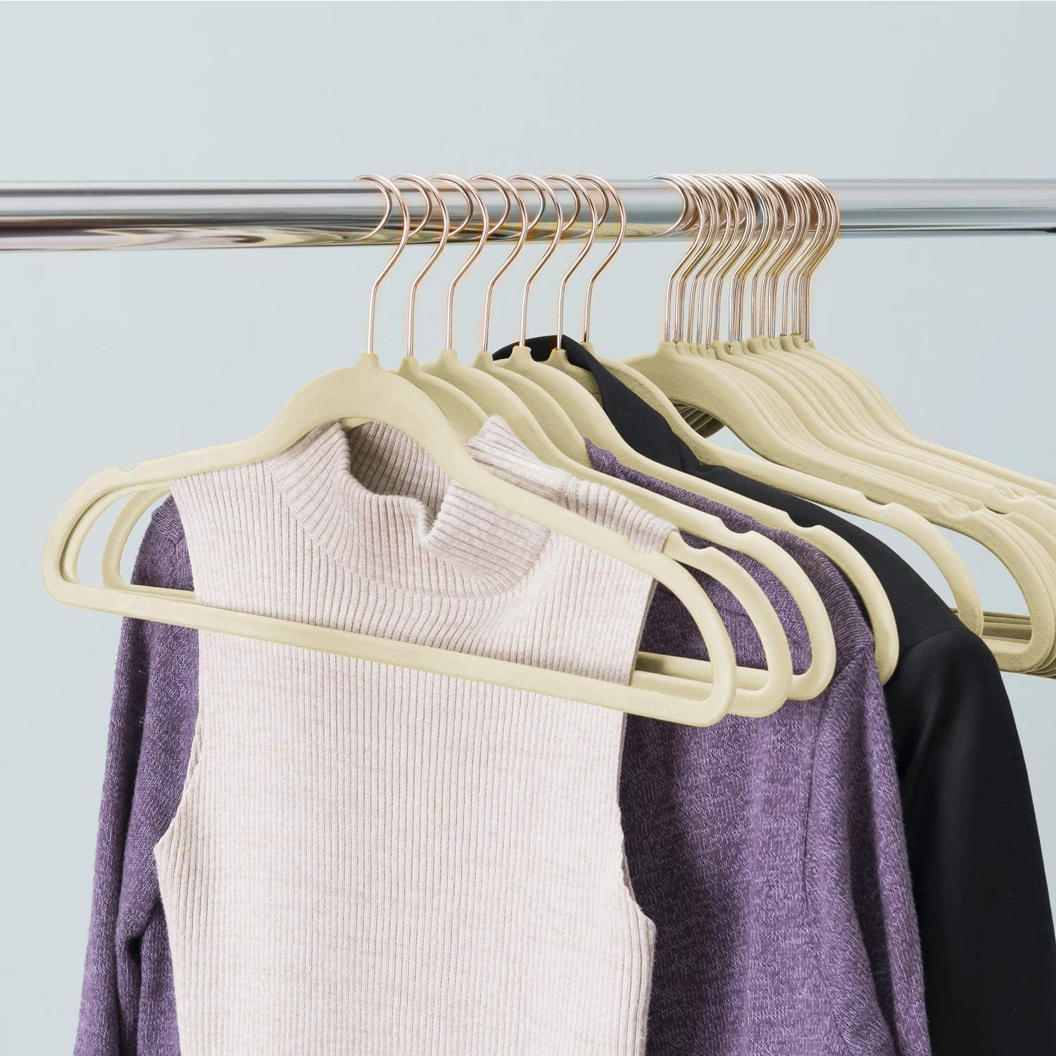 VECELO Perchas de terciopelo de alta calidad resistentes (paquete de 50)  Perchas de ropa antideslizantes y que ahorran espacio con 6 clips para los