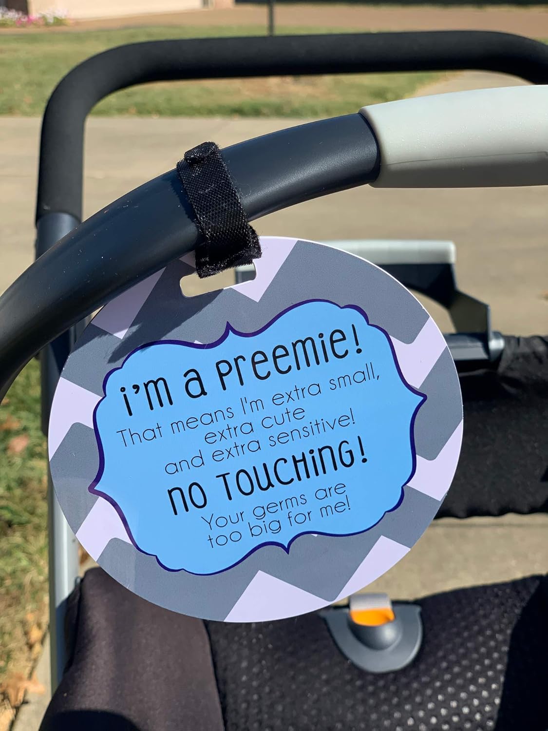 Three Little Tots Paquete de dos señales de regalo para asiento de coche y cochecito de bebé Blue Boy Preemie sin tocar – Seguridad probada por CPSIA