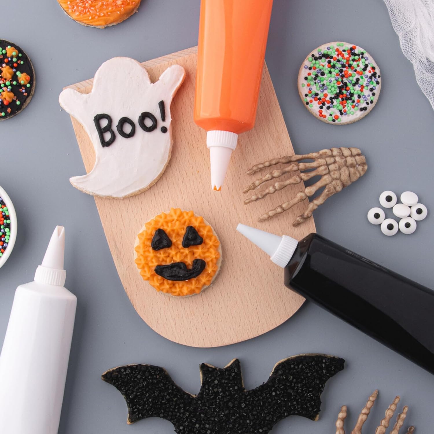 Sweets Indeed – Juego de glaseado de Halloween – Paquete de 3 – tubos de 3.5 onzas – Negro, naranja y blanco – 4 boquillas incluidas – Glaseado de