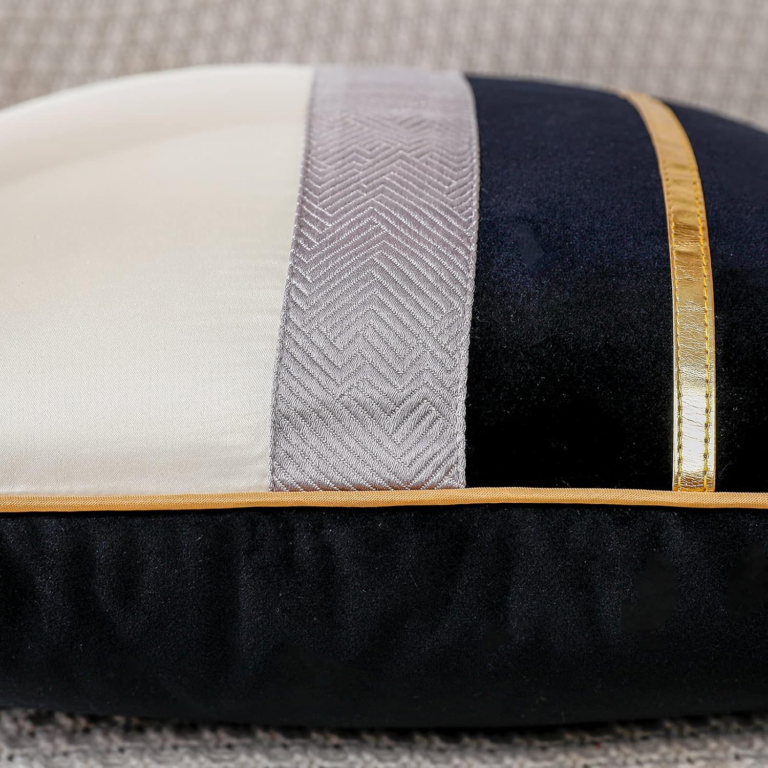PANOD Funda de almohada de terciopelo negro similar a la seda con funda de cojín de cuero a rayas doradas, funda de almohada cuadrada de lujo