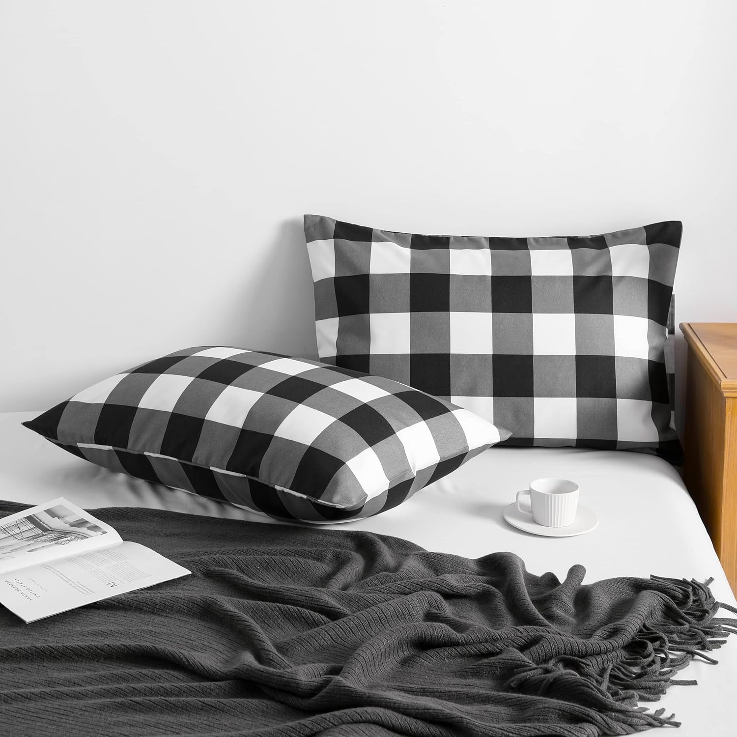 NTBAY Queen Buffalo – Juego de 4 fundas de almohada de microfibra cepillada de 1800 hilos, color blanco y negro, súper suaves y acogedoras con