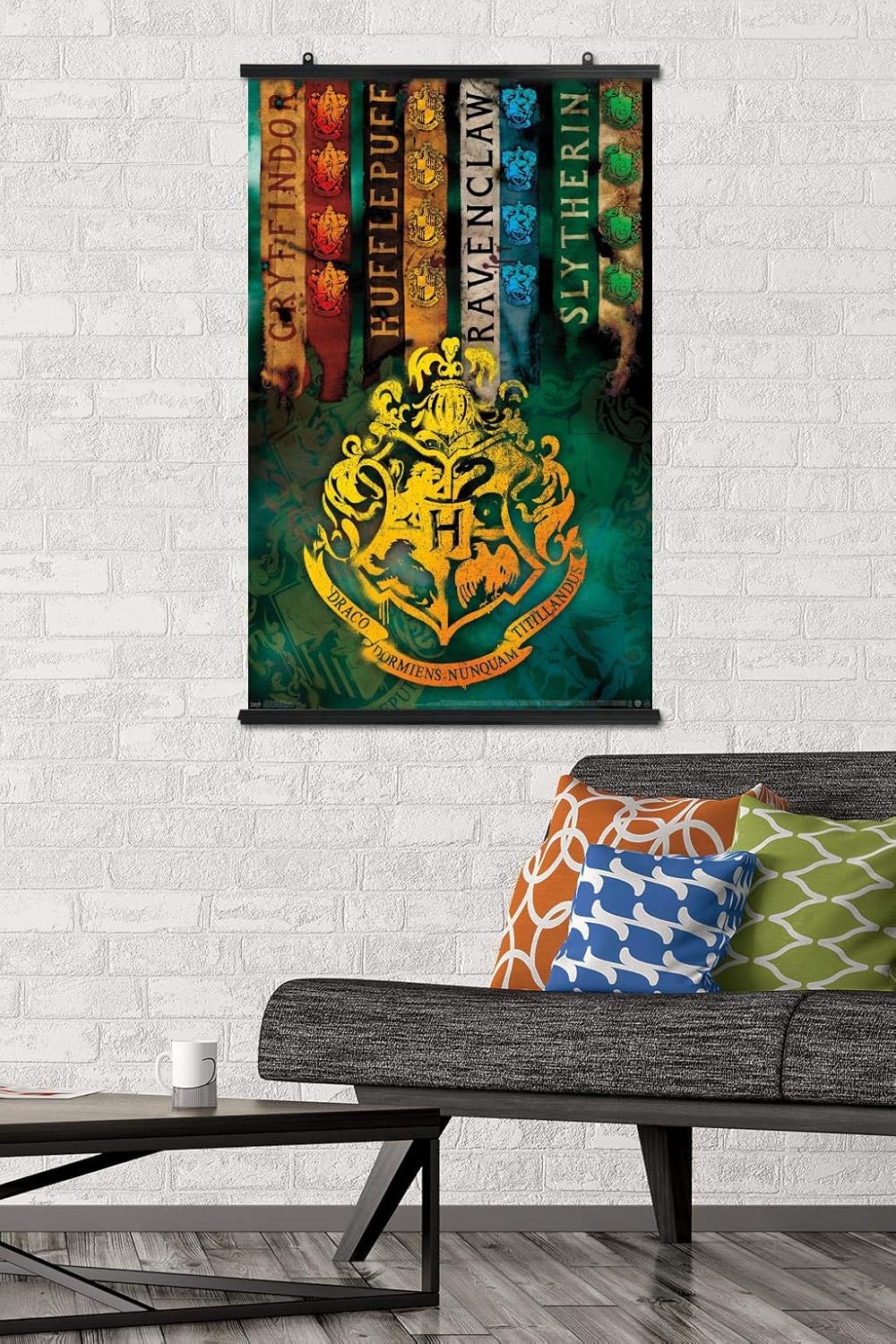 Trends International The Wizarding World Harry Potter – Póster de pared con escudo de casa, 22.375 x 34 pulgadas, paquete de póster y clip