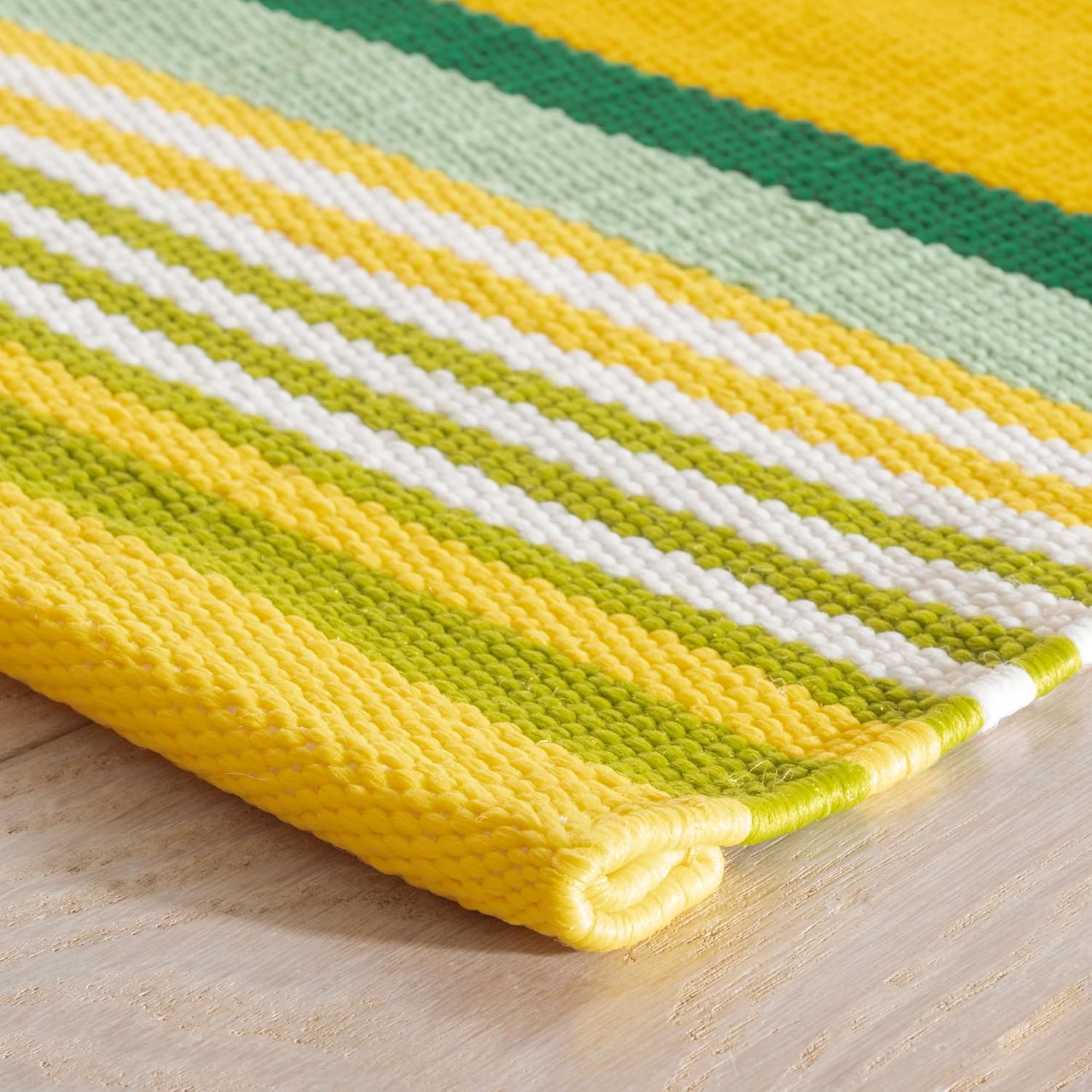 Dash and Albert Sunny Stripe Lemon – Alfombra tejida a mano para interiores y exteriores, 4 x 6 pies, patrón de rayas amarillasnaranjasverdes
