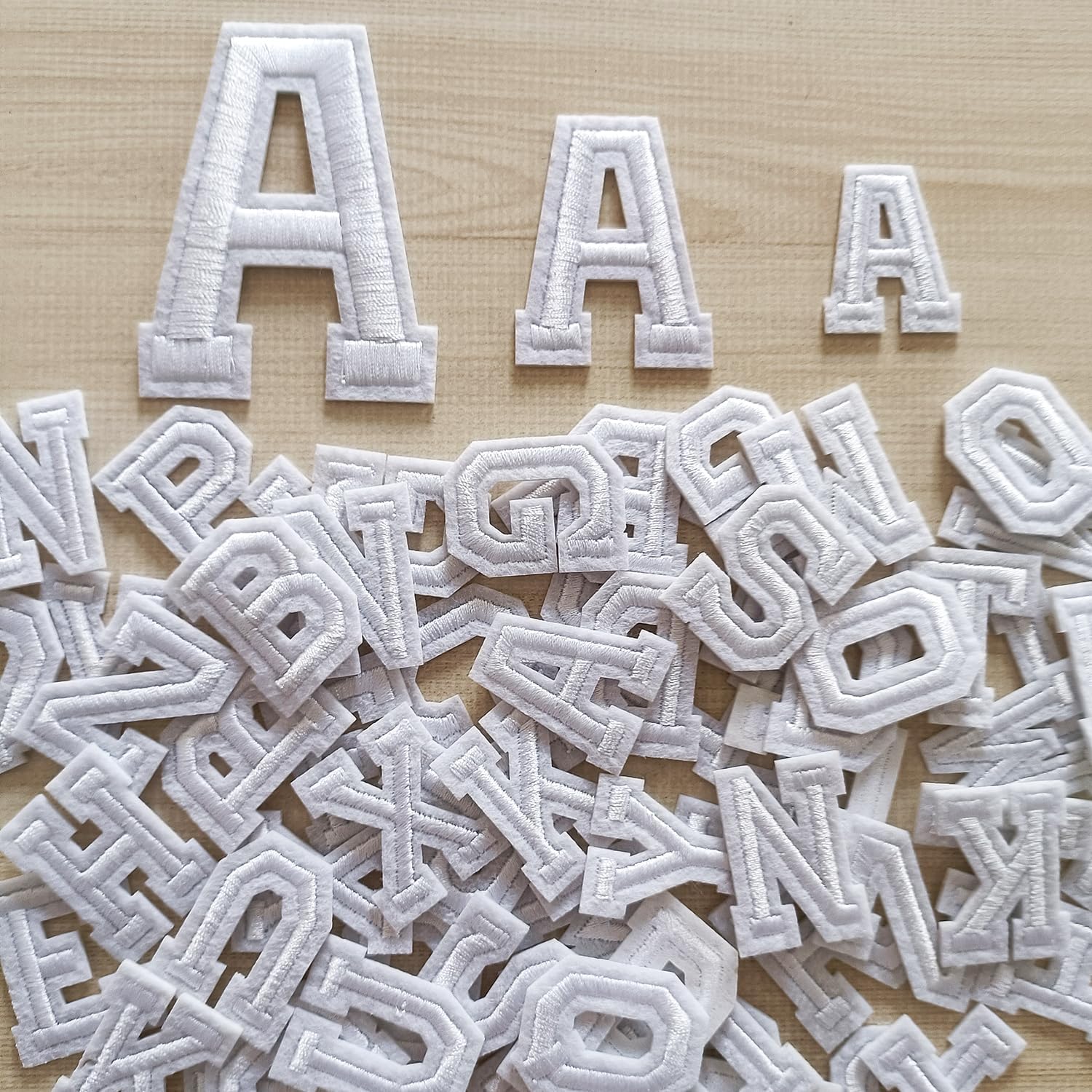 Zlettery Parches de letras para planchar de 1.3 pulgadas, 78 piezas, parches bordados del alfabeto A-Z para ropa, chaquetas, sombreros, mochilas,